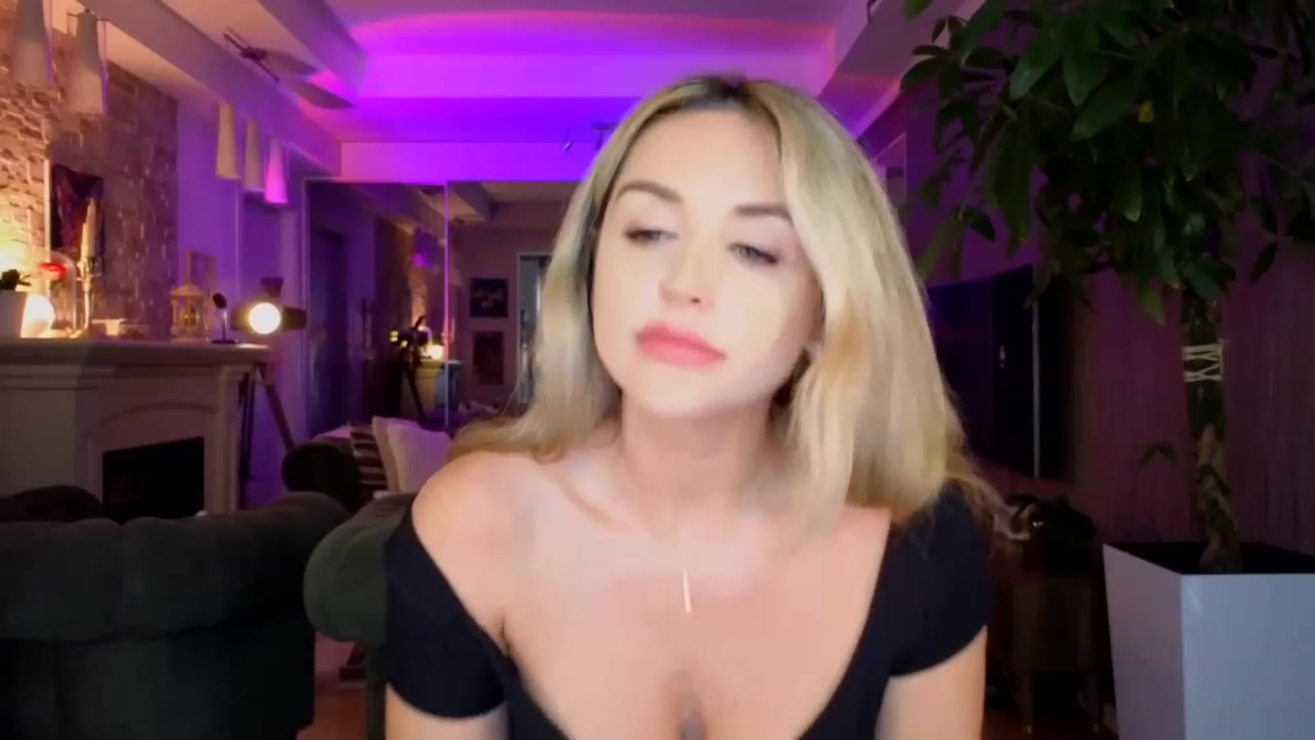 Gallery image thumbnail from TheSassyOne's myfreecams stream on, 06/20/2023, 10:21 image 16 of 20