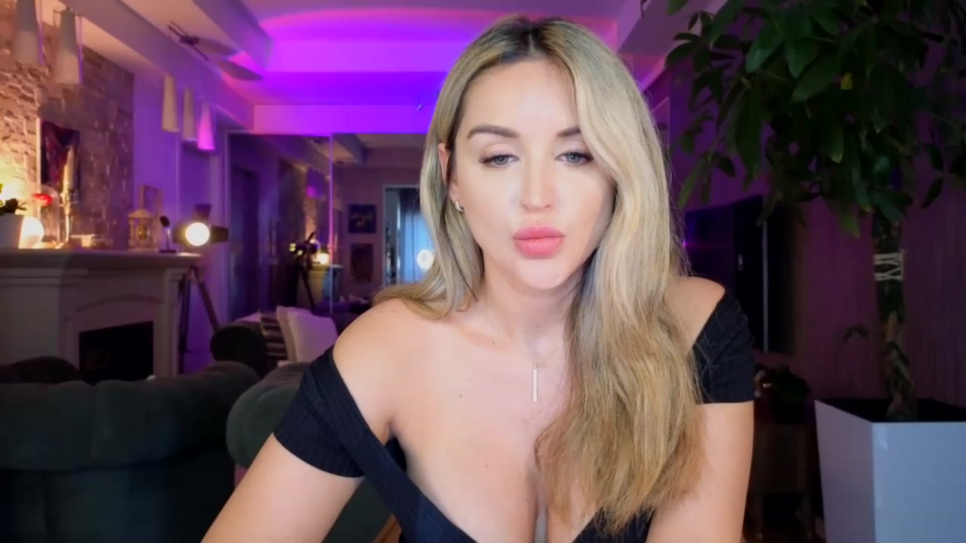 Gallery image thumbnail from TheSassyOne's myfreecams stream on, 06/20/2023, 12:28 image 6 of 20