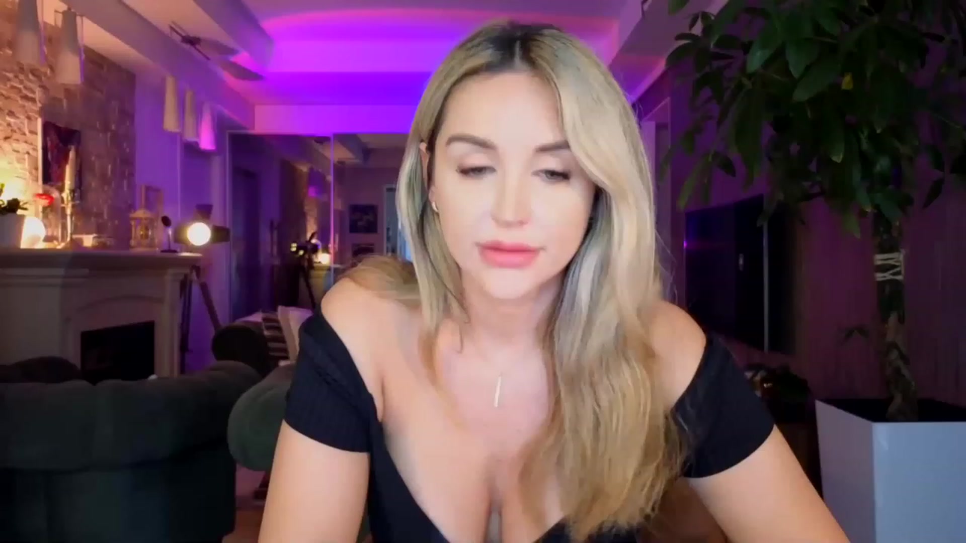 Gallery image thumbnail from TheSassyOne's myfreecams stream on, 06/20/2023, 12:28 image 7 of 20
