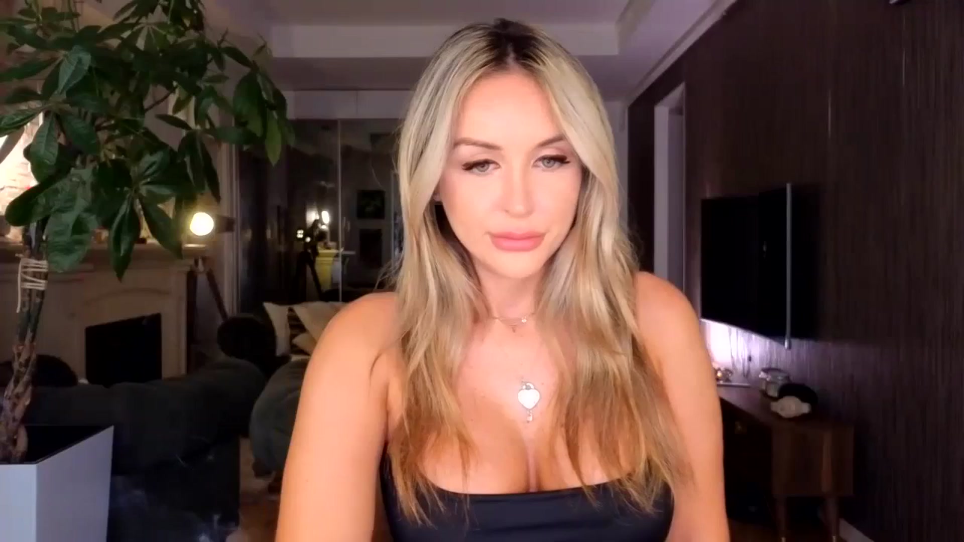 Gallery image thumbnail from TheSassyOne's myfreecams stream on, 10/07/2023, 08:13 image 10 of 20