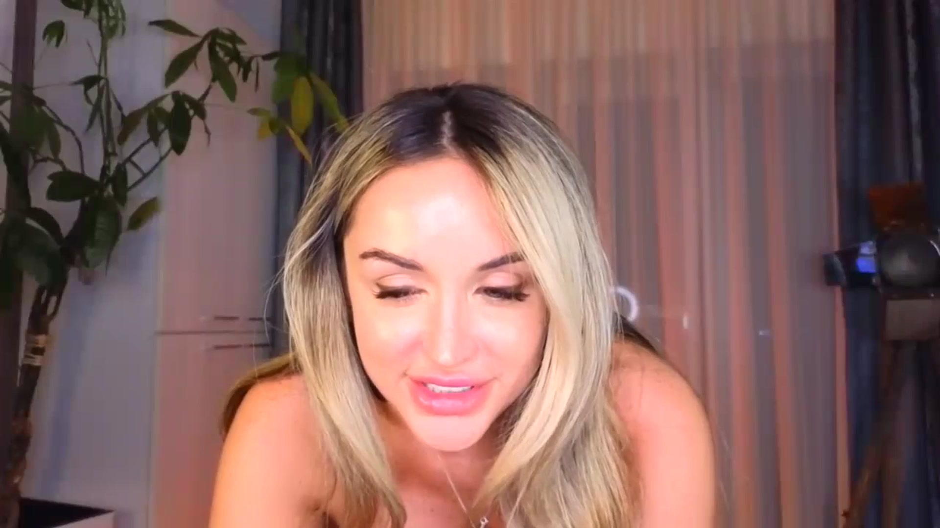 Gallery image thumbnail from TheSassyOne's myfreecams stream on, 11/12/2023, 24:03 image 16 of 20