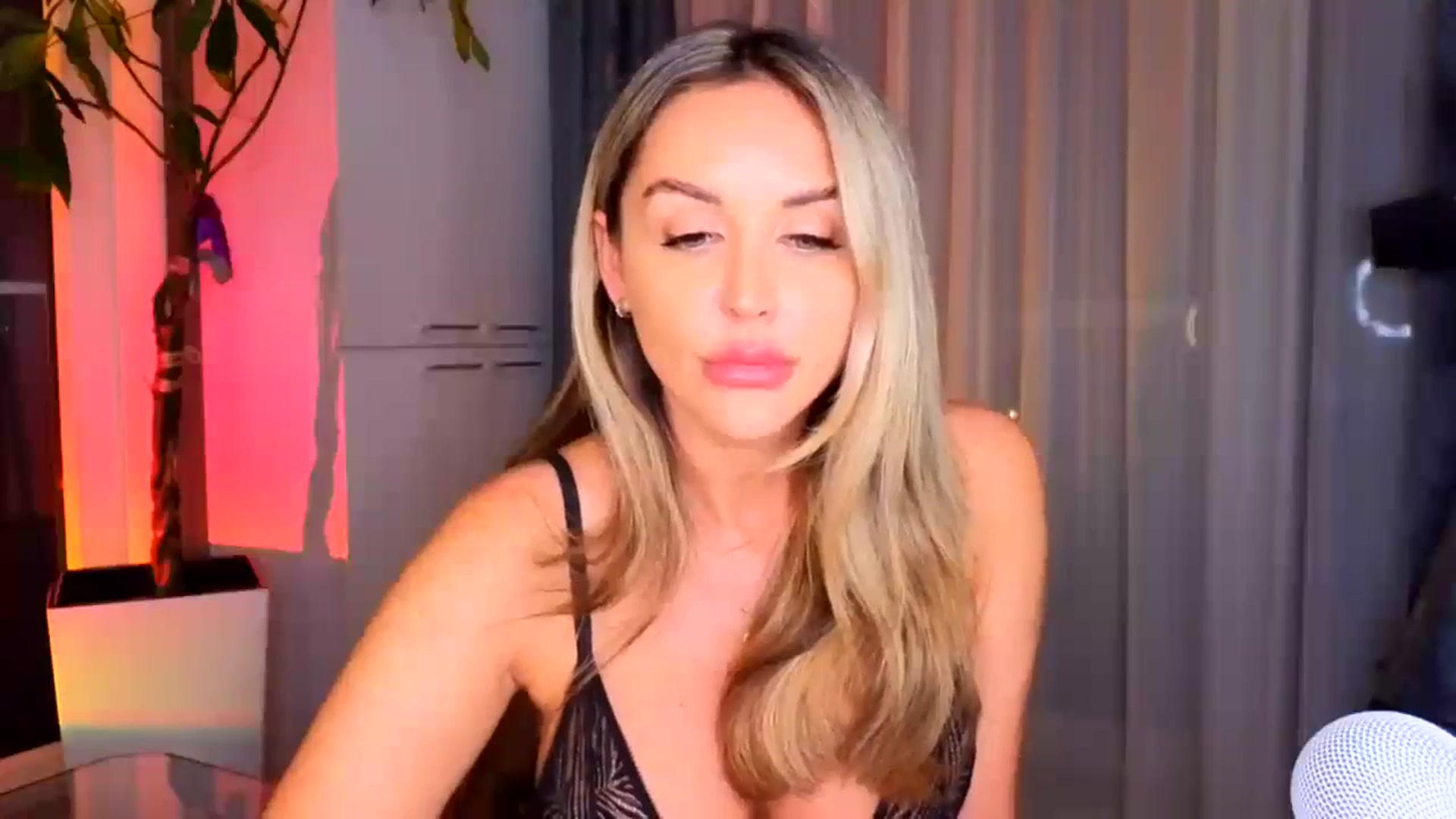 Gallery image thumbnail from TheSassyOne's myfreecams stream on, 11/18/2023, 23:20 image 10 of 20