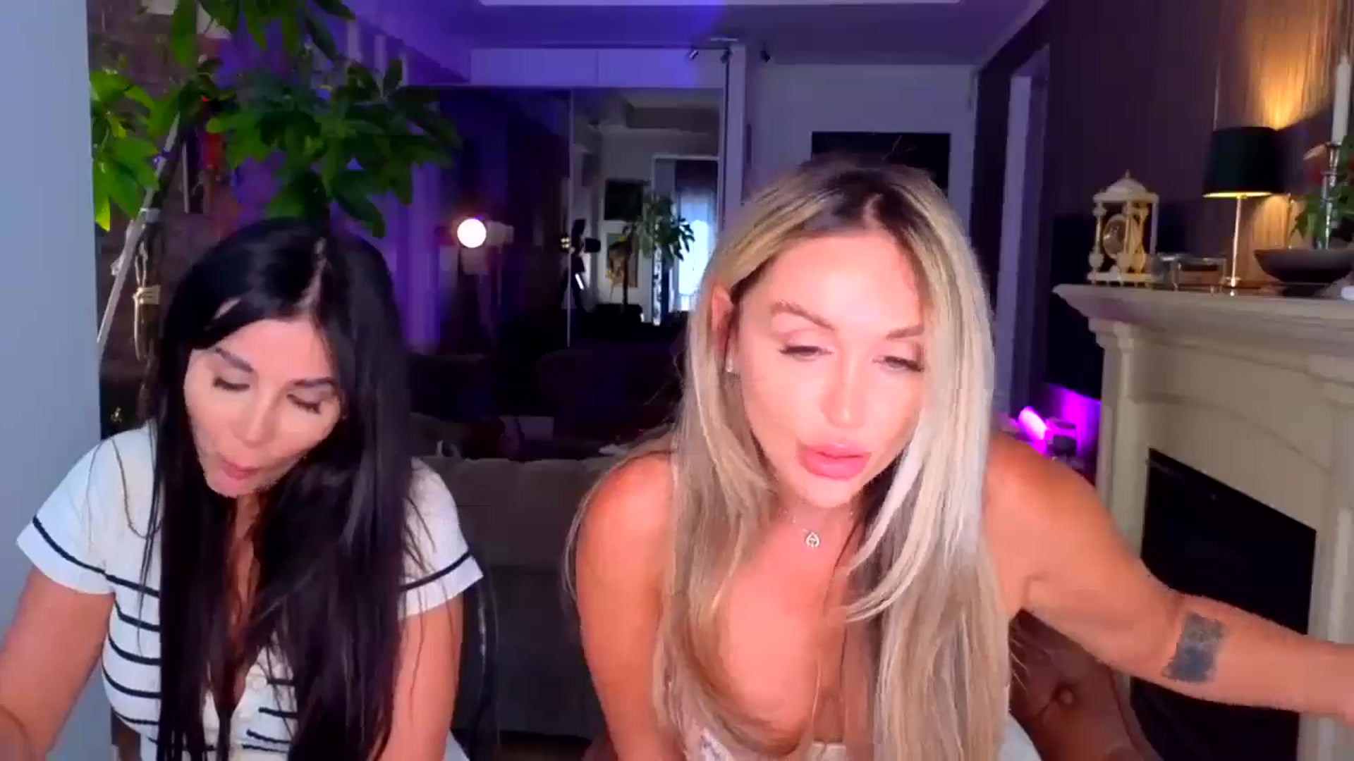 Gallery image thumbnail from TheSassyOne's myfreecams stream on, 07/13/2024, 15:23 image 17 of 20
