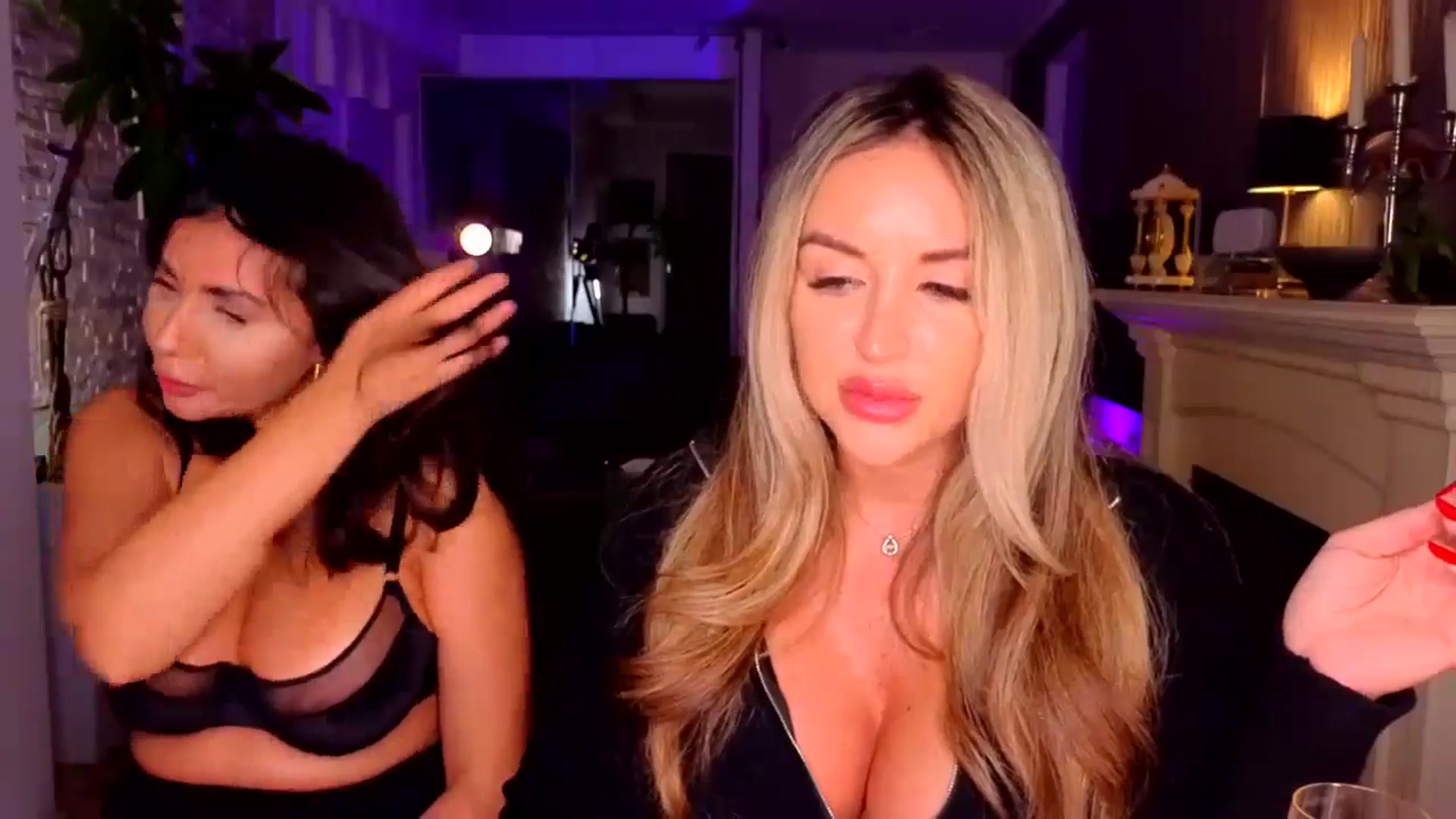 Gallery image thumbnail from TheSassyOne's myfreecams stream on, 10/05/2024, 21:27 image 2 of 20