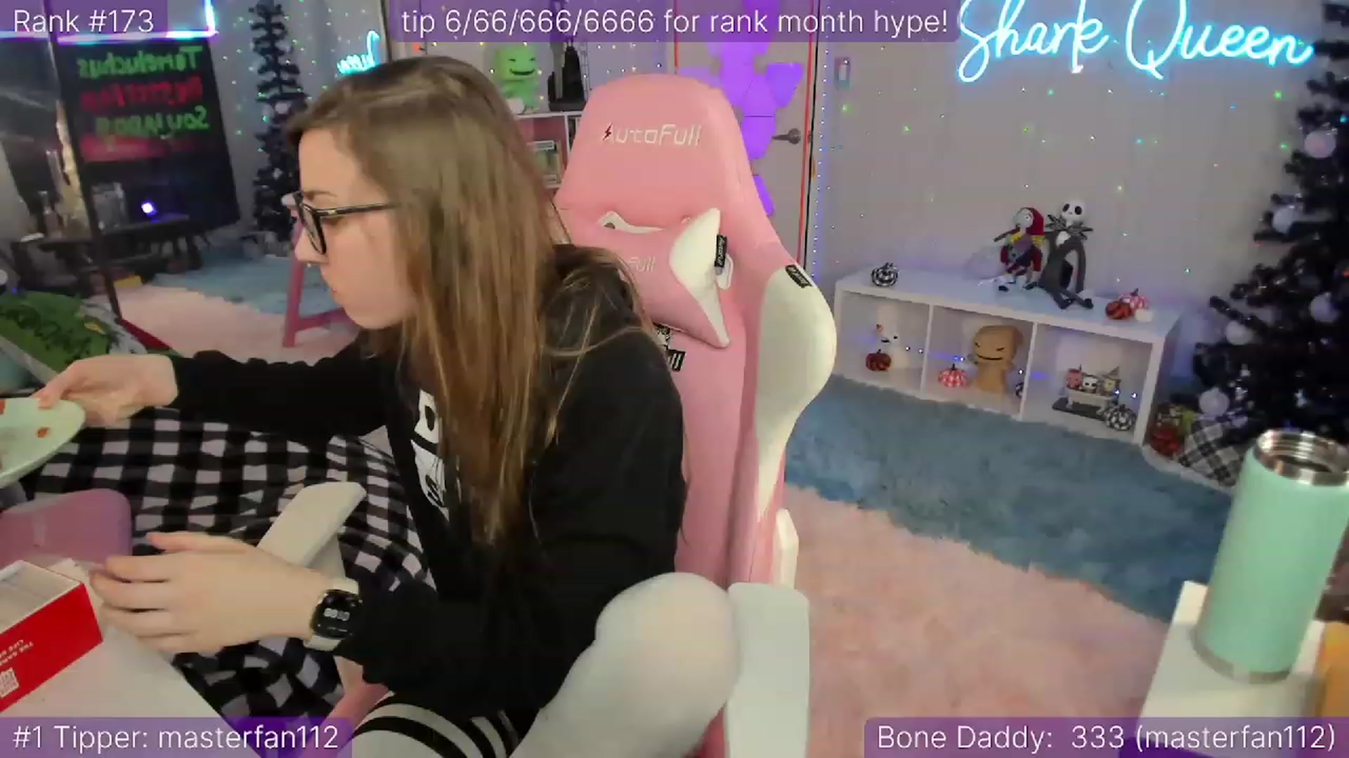 Gallery image thumbnail from TheSharkQueen's myfreecams stream on, 12/01/2022, 10:11 image 18 of 20