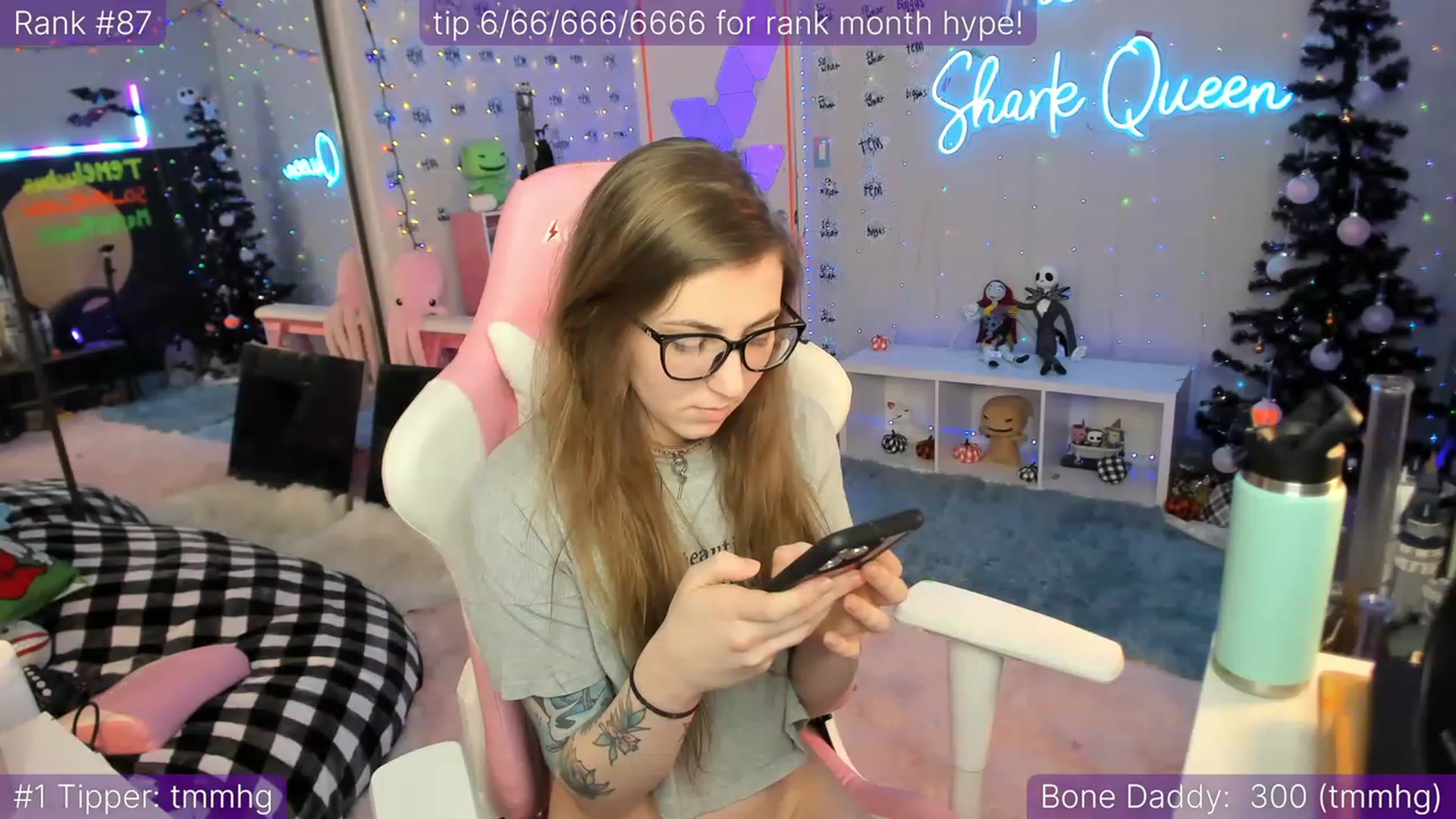 Gallery image thumbnail from TheSharkQueen's myfreecams stream on, 12/07/2022, 10:23 image 16 of 20