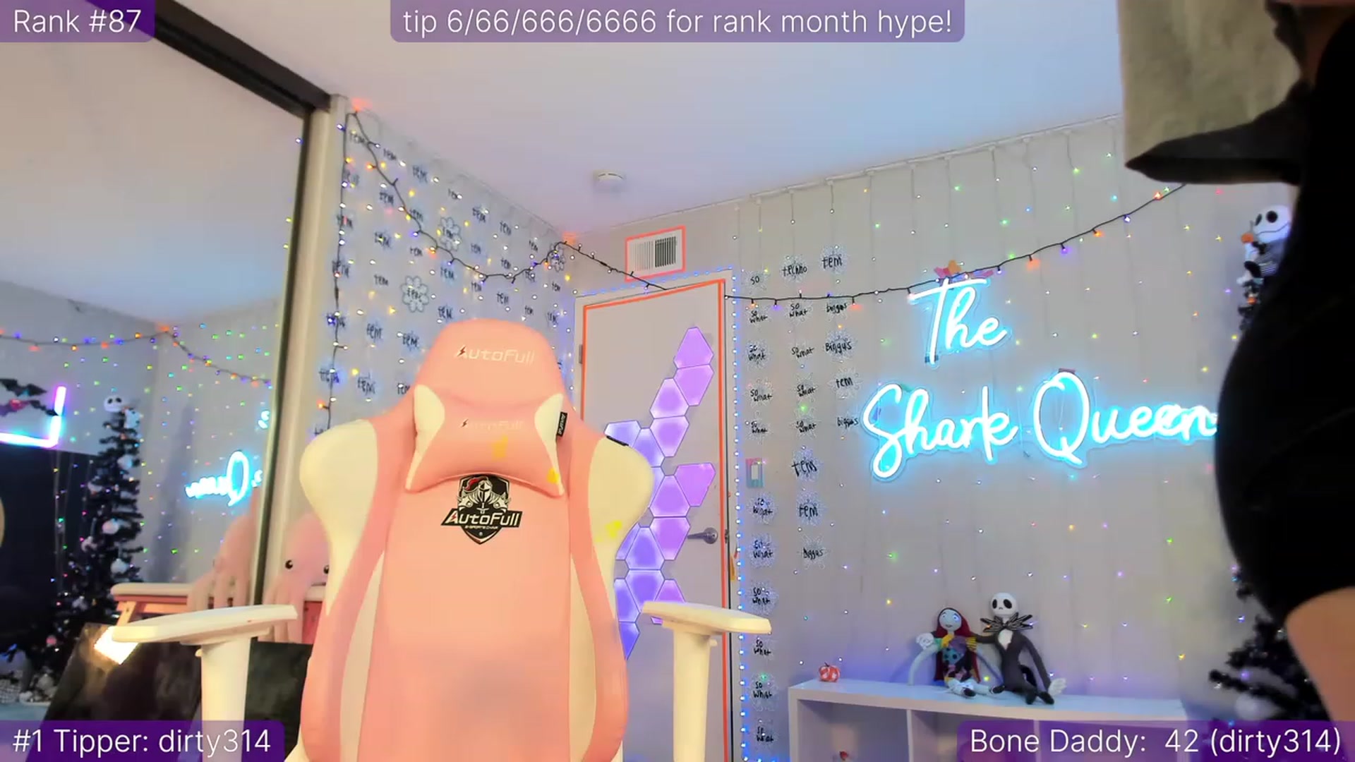 Gallery image thumbnail from TheSharkQueen's myfreecams stream on, 12/07/2022, 10:23 image 3 of 20