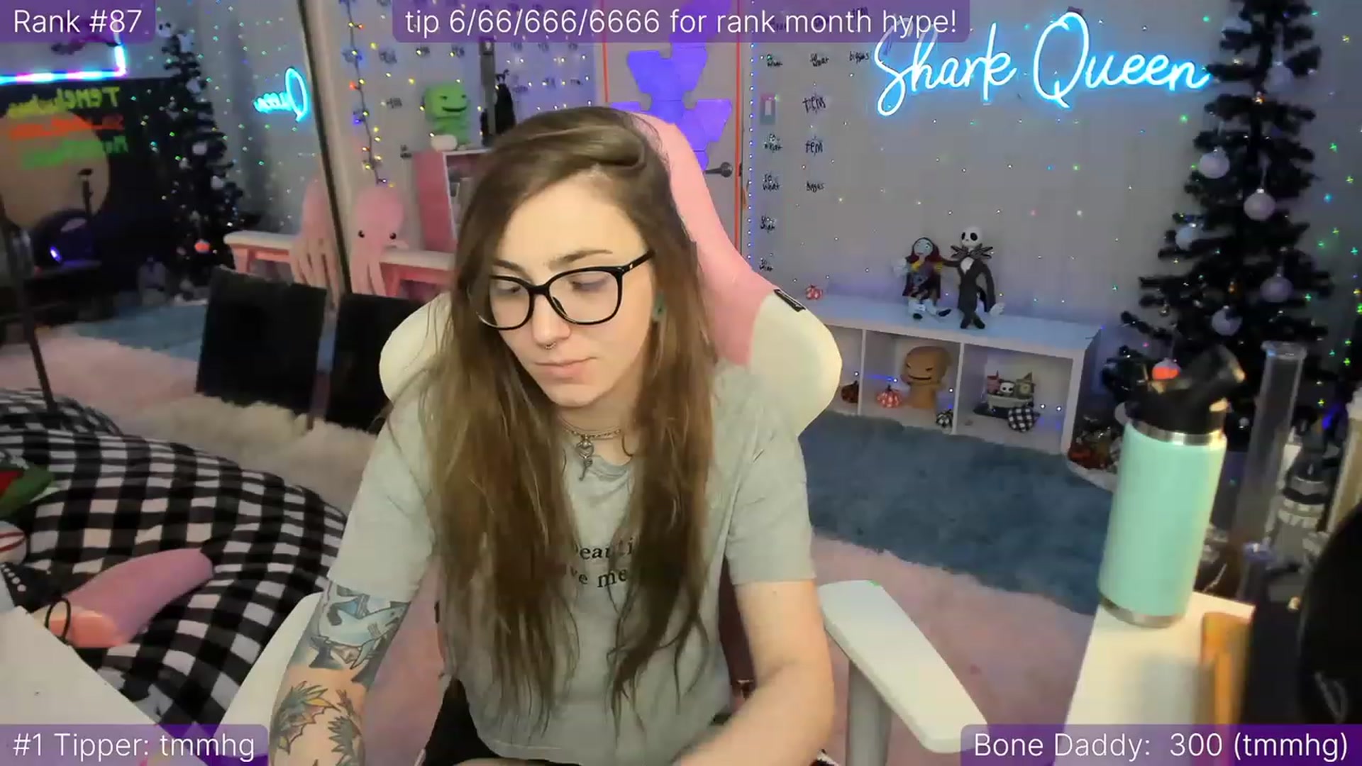 Gallery image thumbnail from TheSharkQueen's myfreecams stream on, 12/07/2022, 10:23 image 17 of 20
