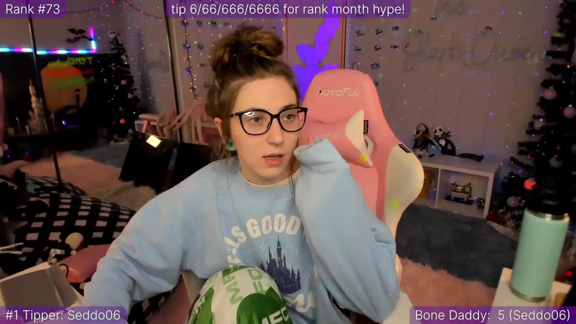Gallery image thumbnail from TheSharkQueen's myfreecams stream on, 12/09/2022, 09:34 image 5 of 20
