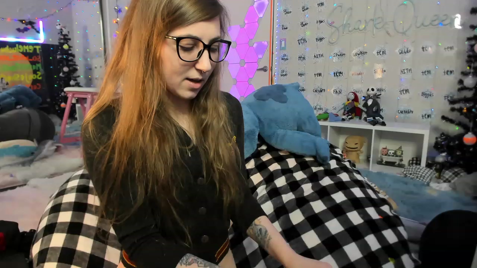 Gallery image thumbnail from TheSharkQueen's myfreecams stream on, 12/21/2022, 01:24 image 19 of 20