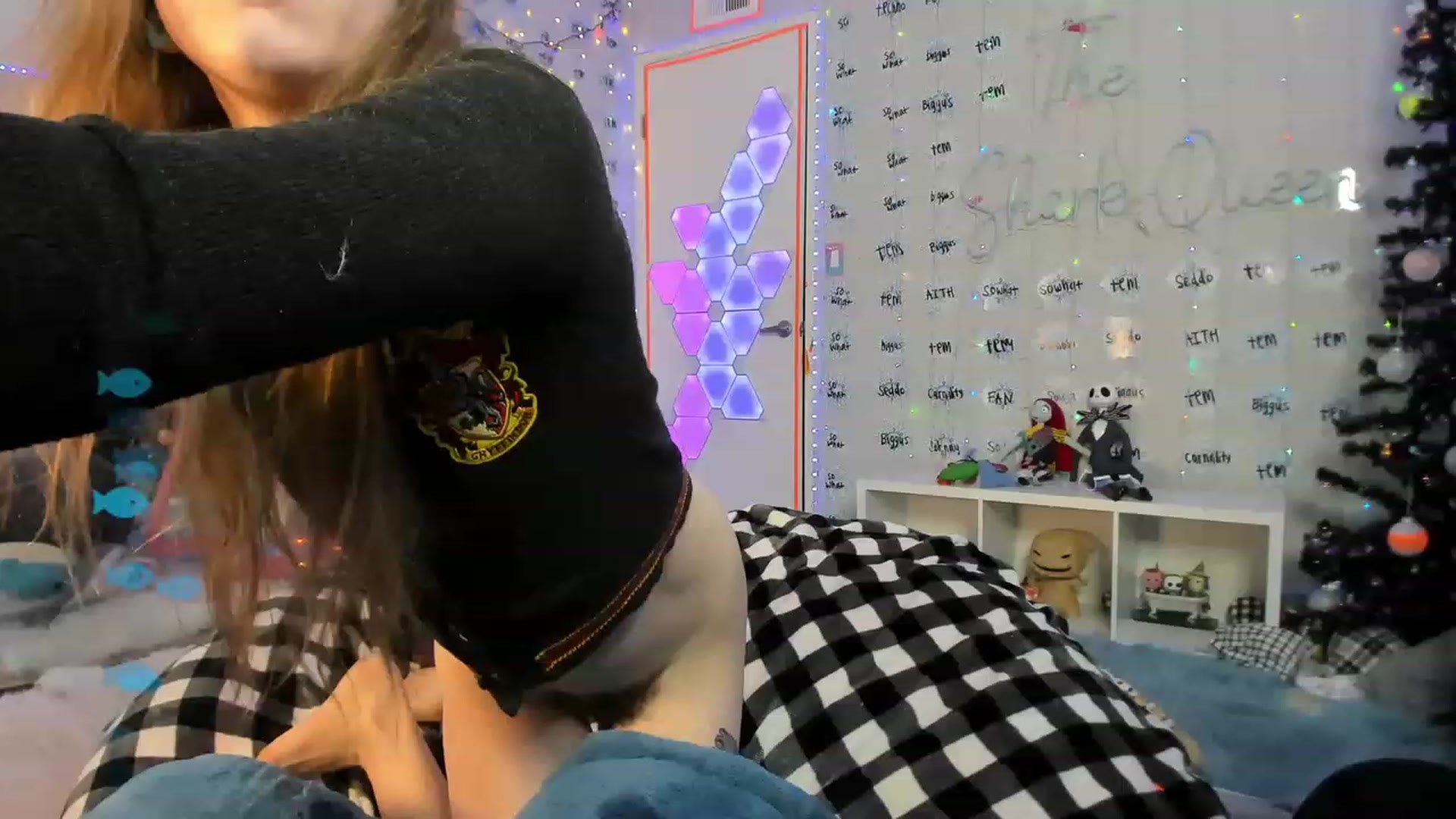 Gallery image thumbnail from TheSharkQueen's myfreecams stream on, 12/21/2022, 01:24 image 18 of 20
