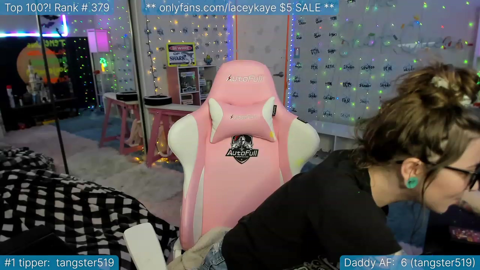 Gallery image thumbnail from TheSharkQueen's myfreecams stream on, 01/14/2023, 02:34 image 6 of 20