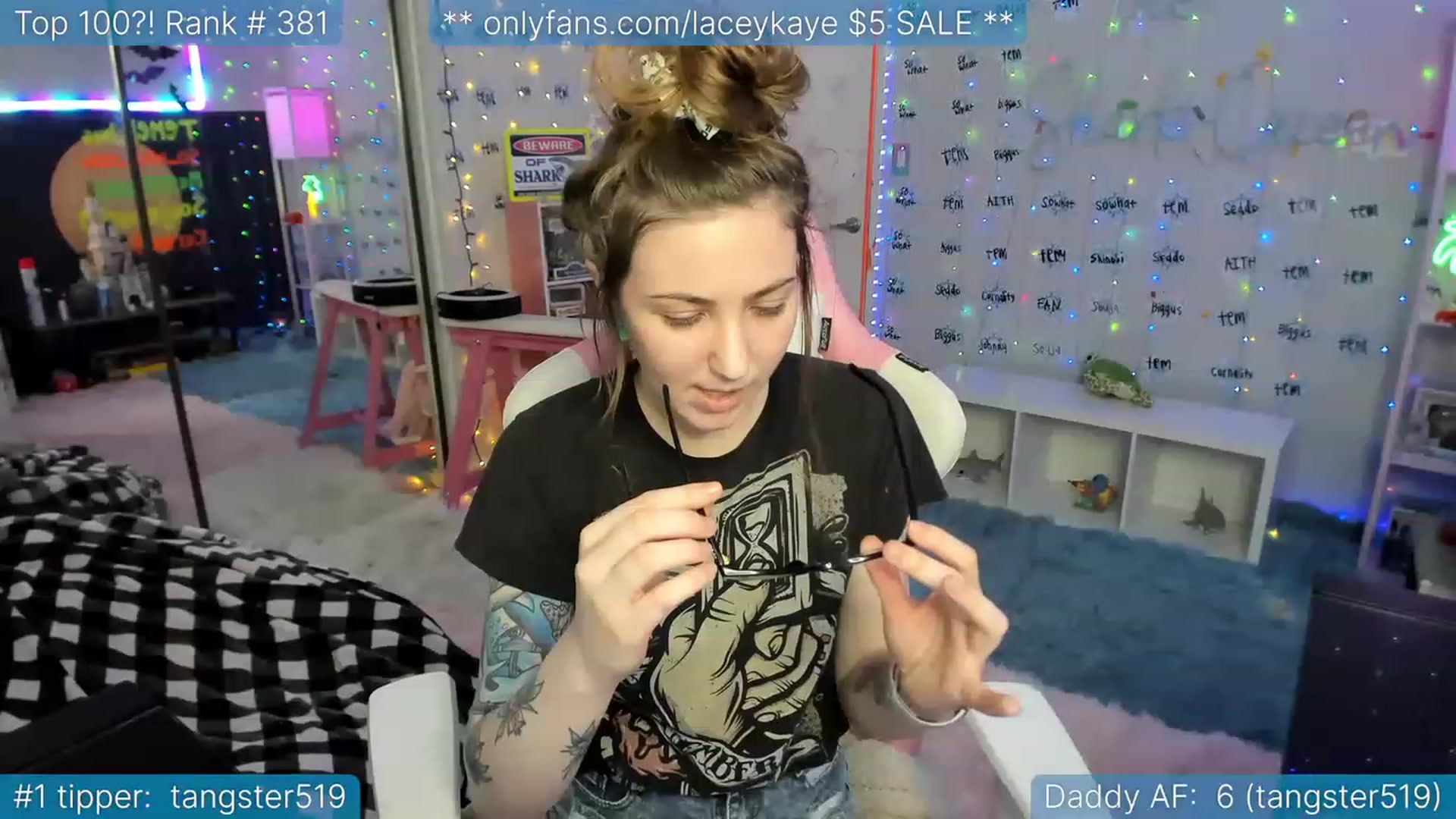 Gallery image thumbnail from TheSharkQueen's myfreecams stream on, 01/14/2023, 02:34 image 17 of 20