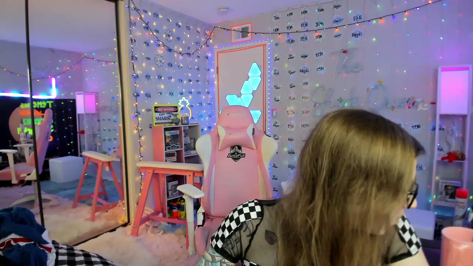 Gallery image thumbnail from TheSharkQueen's myfreecams stream on, 02/04/2023, 03:37 image 4 of 20