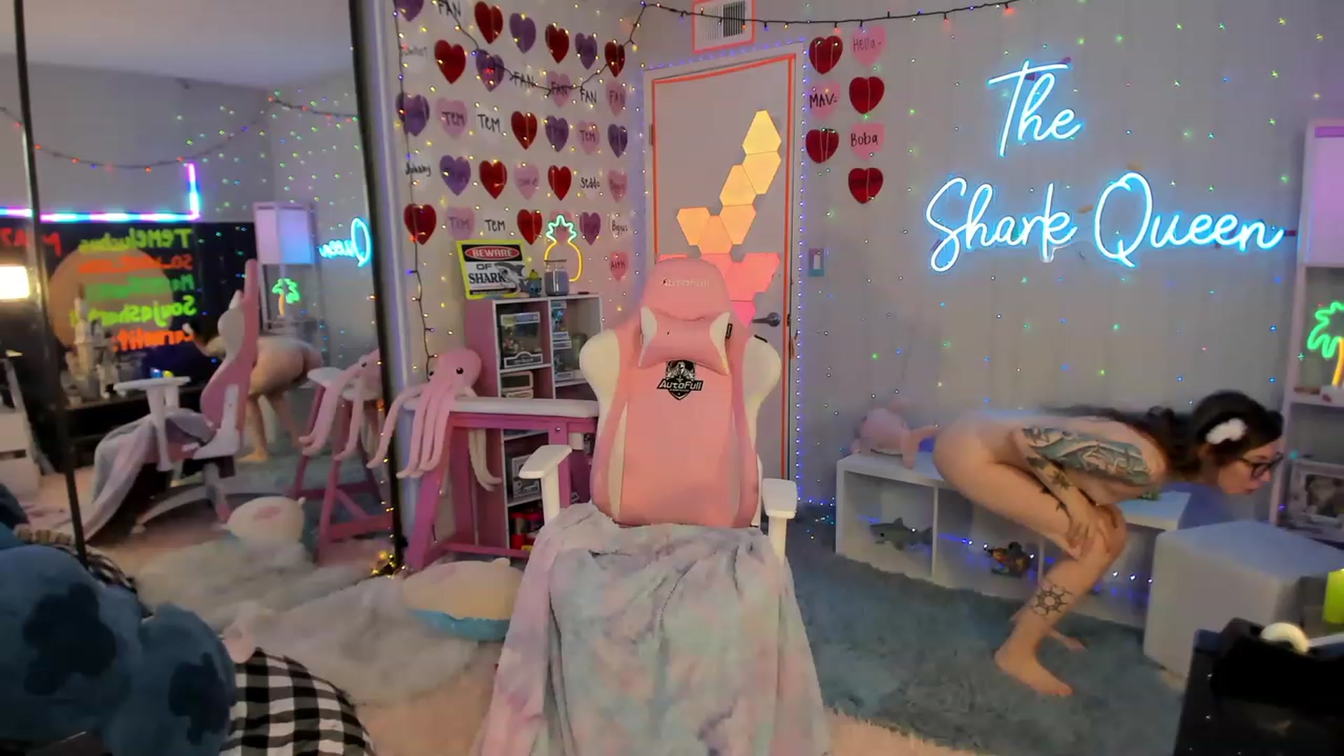 Gallery image thumbnail from TheSharkQueen's myfreecams stream on, 02/26/2023, 05:50 image 9 of 20