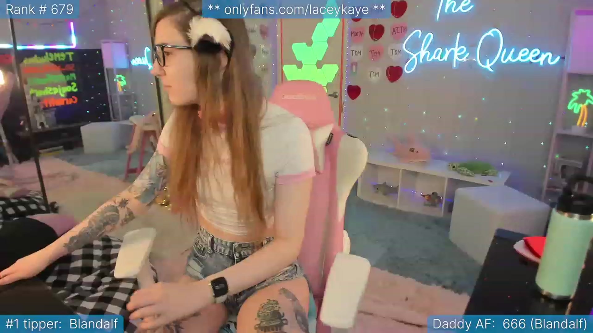 Gallery image thumbnail from TheSharkQueen's myfreecams stream on, 03/01/2023, 23:53 image 14 of 20