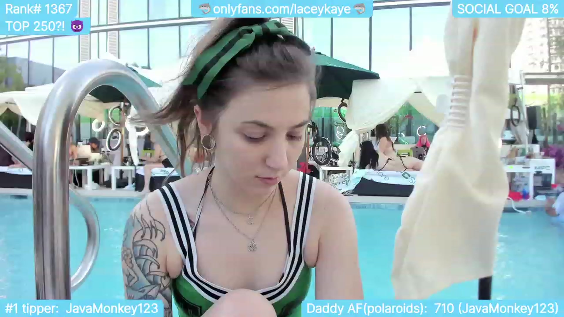 Gallery image thumbnail from TheSharkQueen's myfreecams stream on, 10/12/2023, 24:25 image 13 of 20