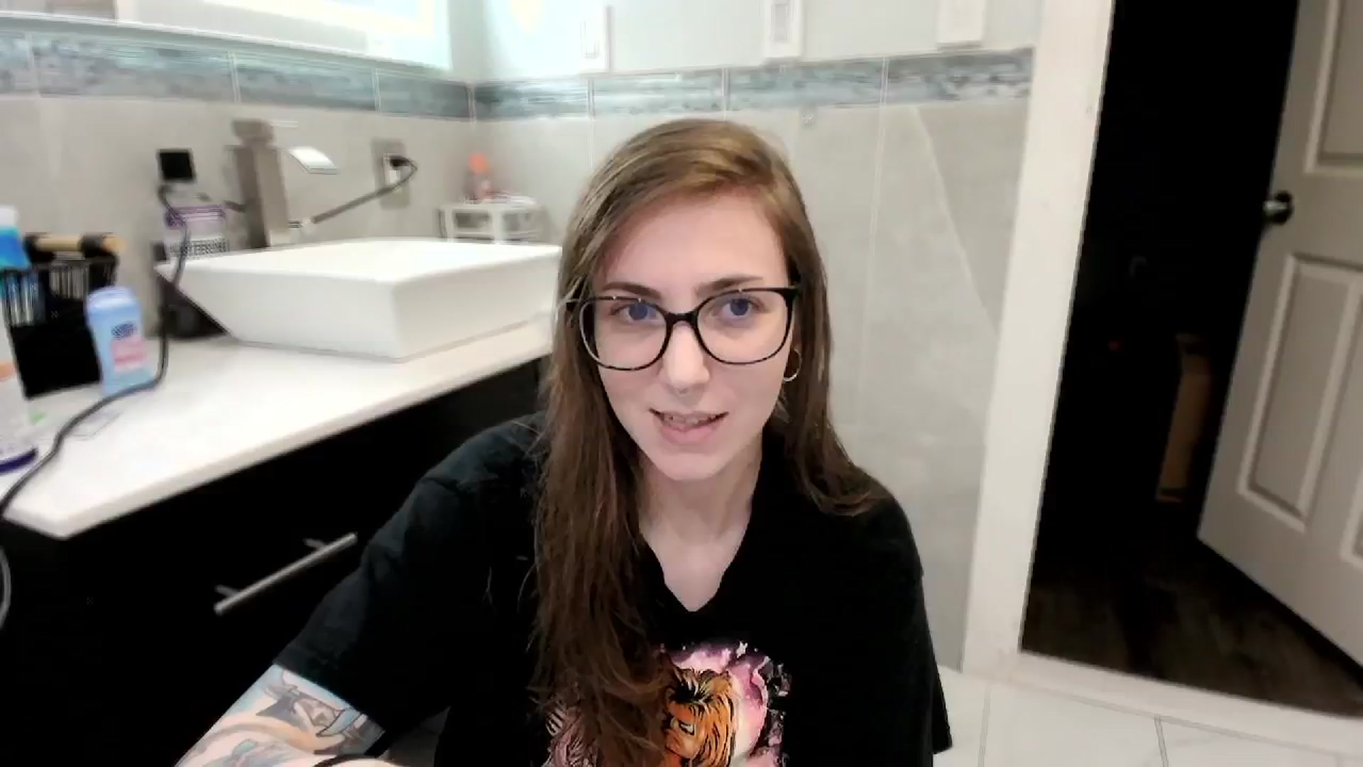 Gallery image thumbnail from TheSharkQueen's myfreecams stream on, 05/31/2024, 05:32 image 4 of 20