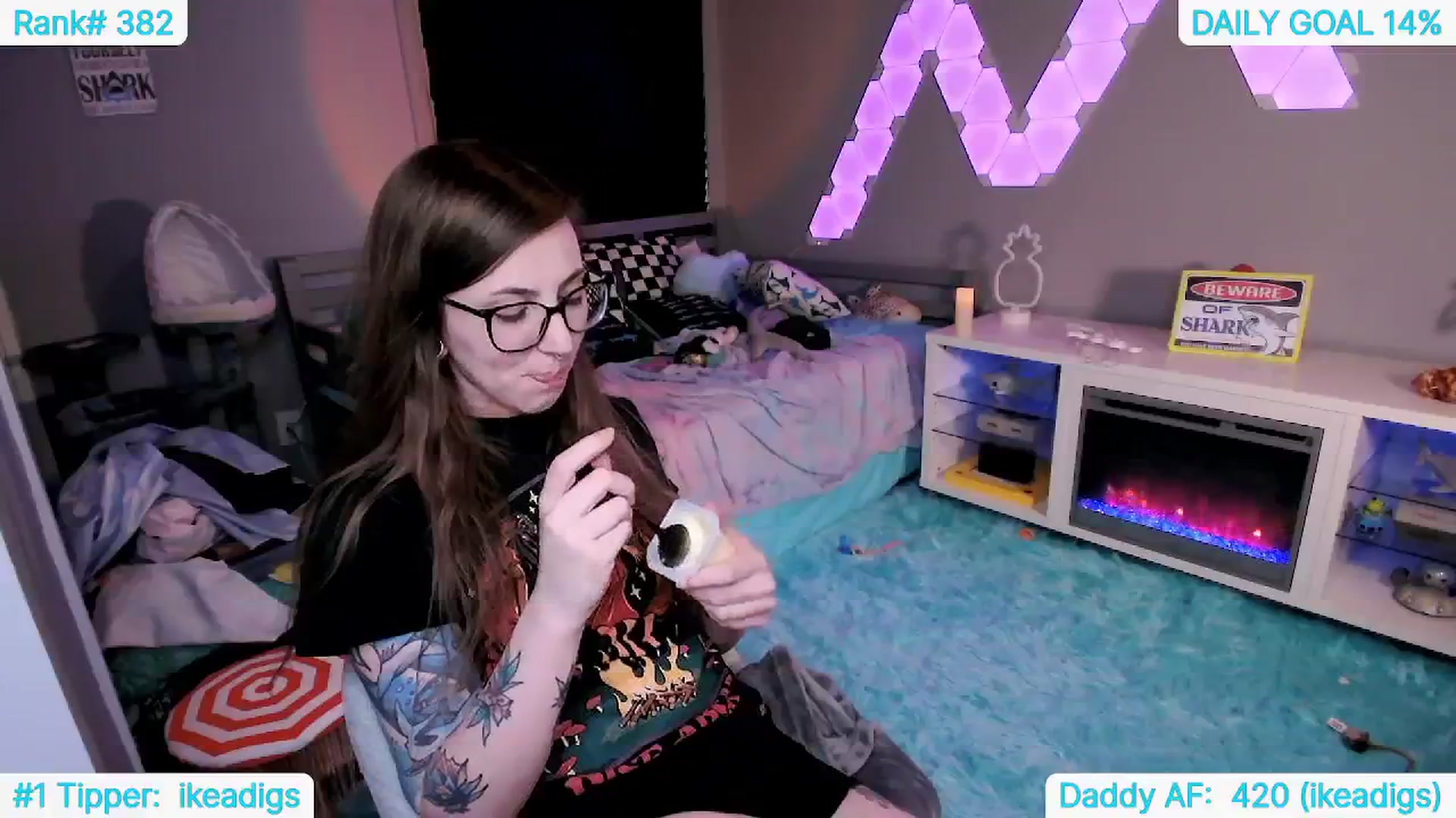 Gallery image thumbnail from TheSharkQueen's myfreecams stream on, 06/05/2024, 04:29 image 16 of 20