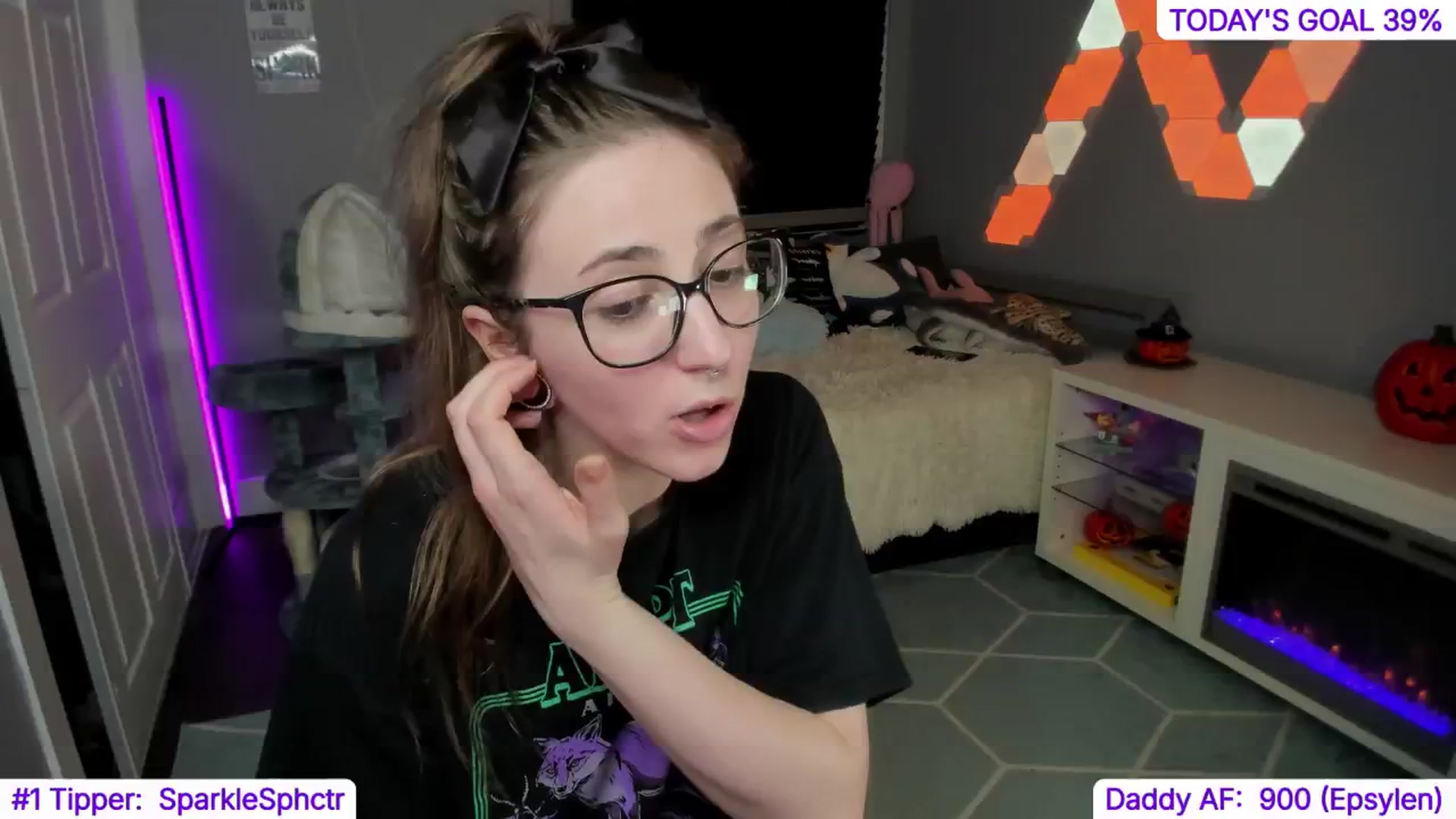 Gallery image thumbnail from TheSharkQueen's myfreecams stream on, 10/19/2024, 09:33 image 13 of 20