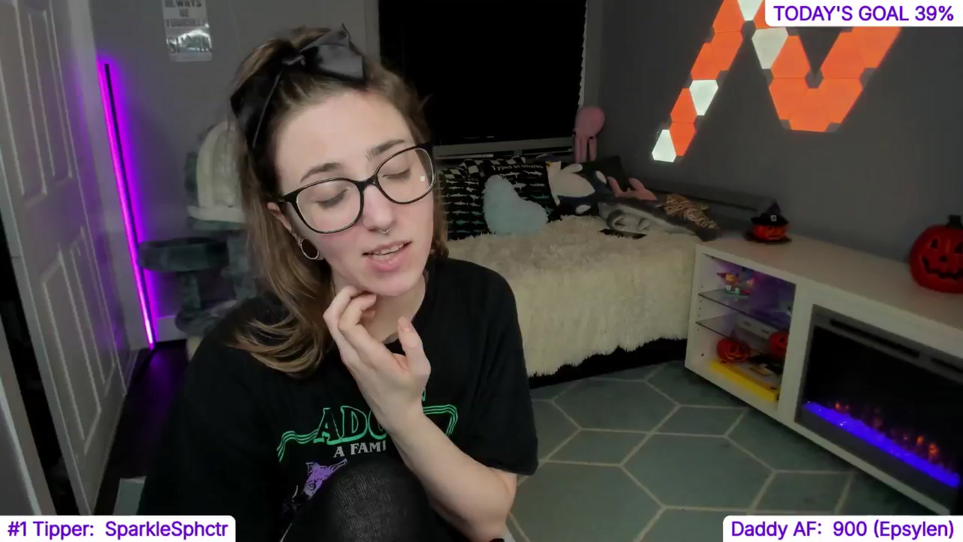 Gallery image thumbnail from TheSharkQueen's myfreecams stream on, 10/19/2024, 09:33 image 14 of 20