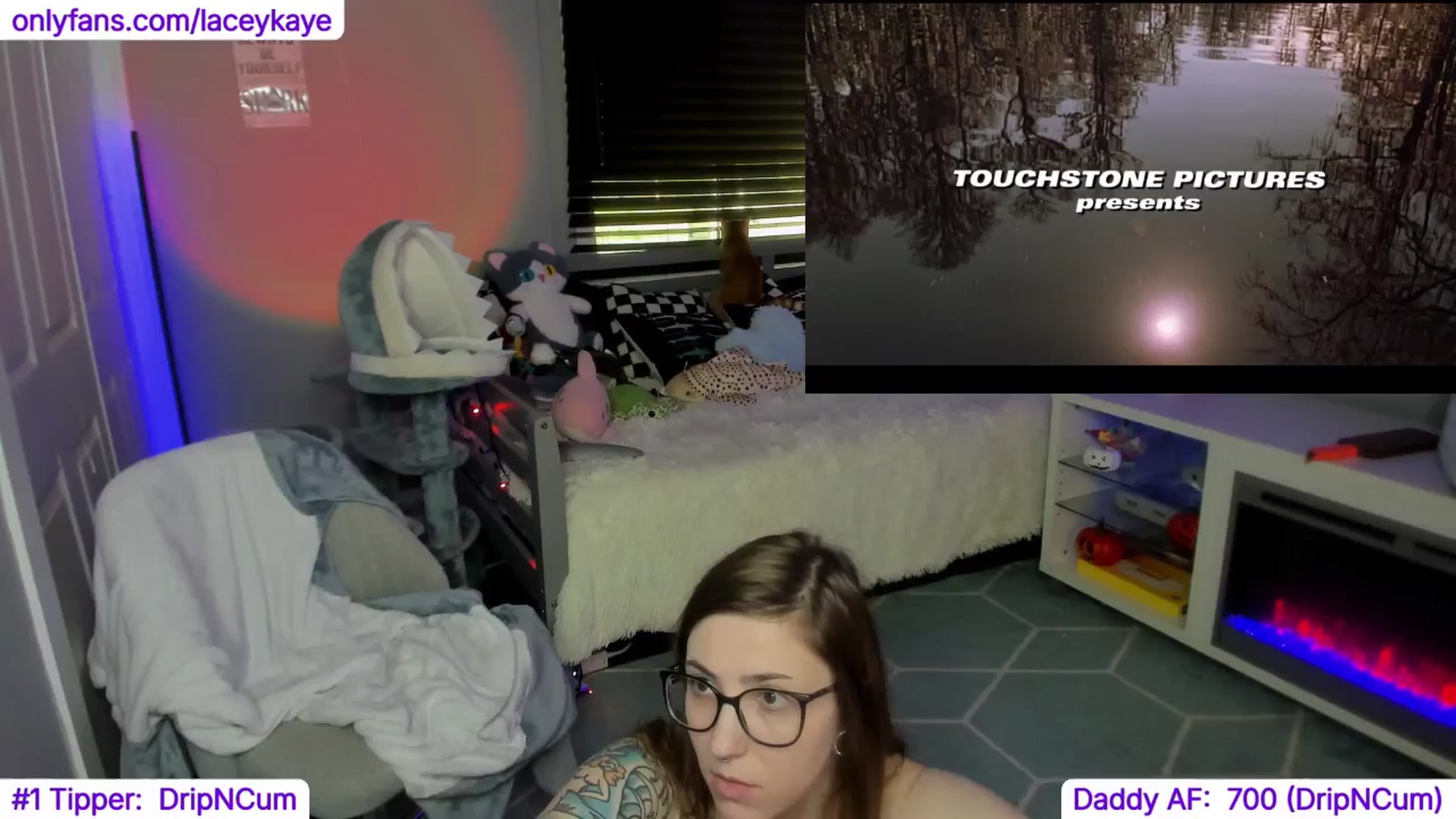 Gallery image thumbnail from TheSharkQueen's myfreecams stream on, 11/21/2024, 21:43 image 16 of 20