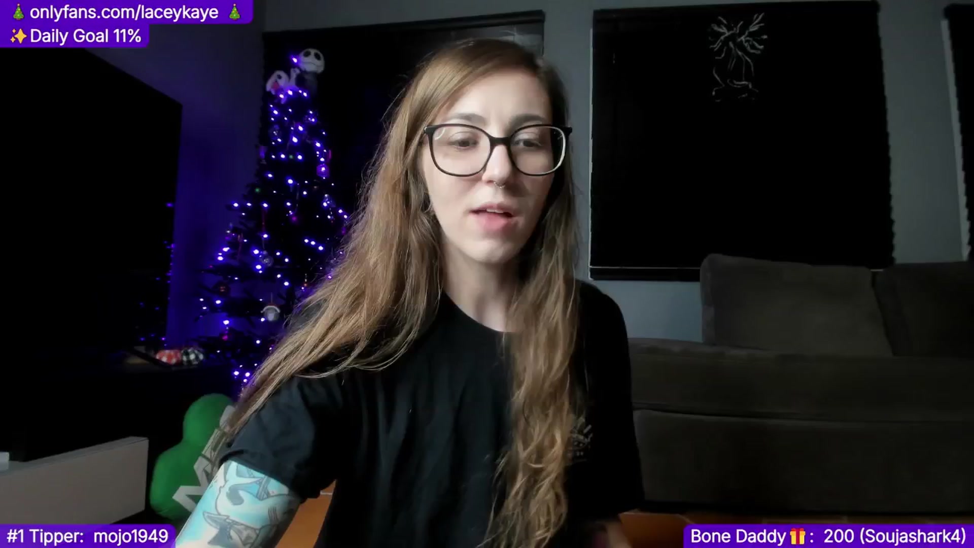 Gallery image thumbnail from TheSharkQueen's myfreecams stream on, 12/18/2024, 08:26 image 15 of 20