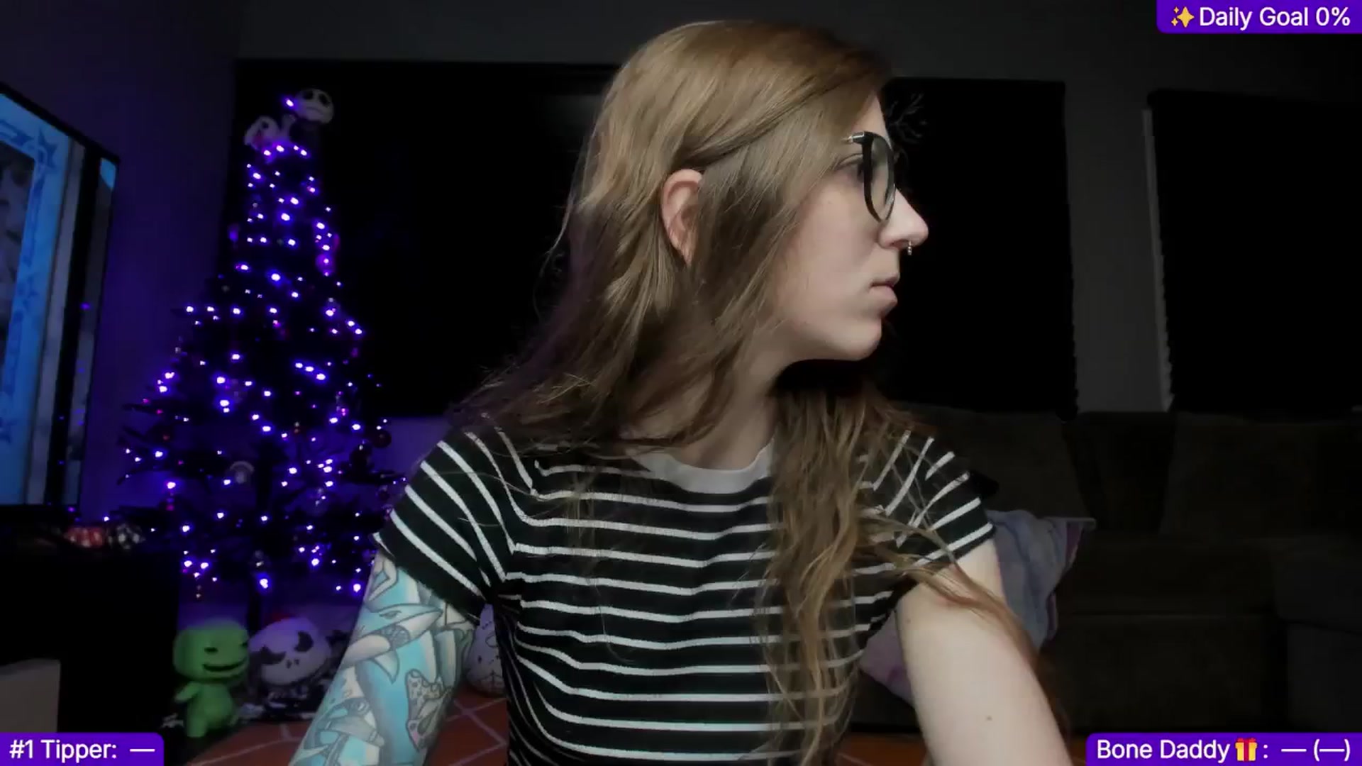 Gallery image thumbnail from TheSharkQueen's myfreecams stream on, 12/25/2024, 05:21 image 1 of 20