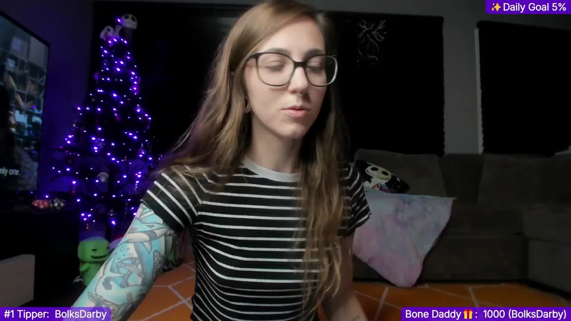 Gallery image thumbnail from TheSharkQueen's myfreecams stream on, 12/25/2024, 05:21 image 16 of 20