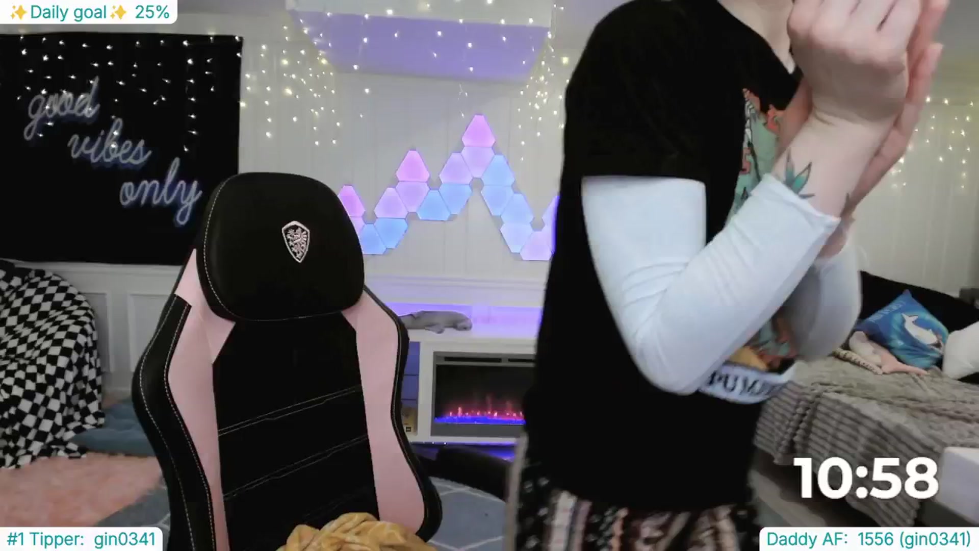 Gallery image thumbnail from TheSharkQueen's myfreecams stream on, 02/19/2025, 07:29 image 14 of 20