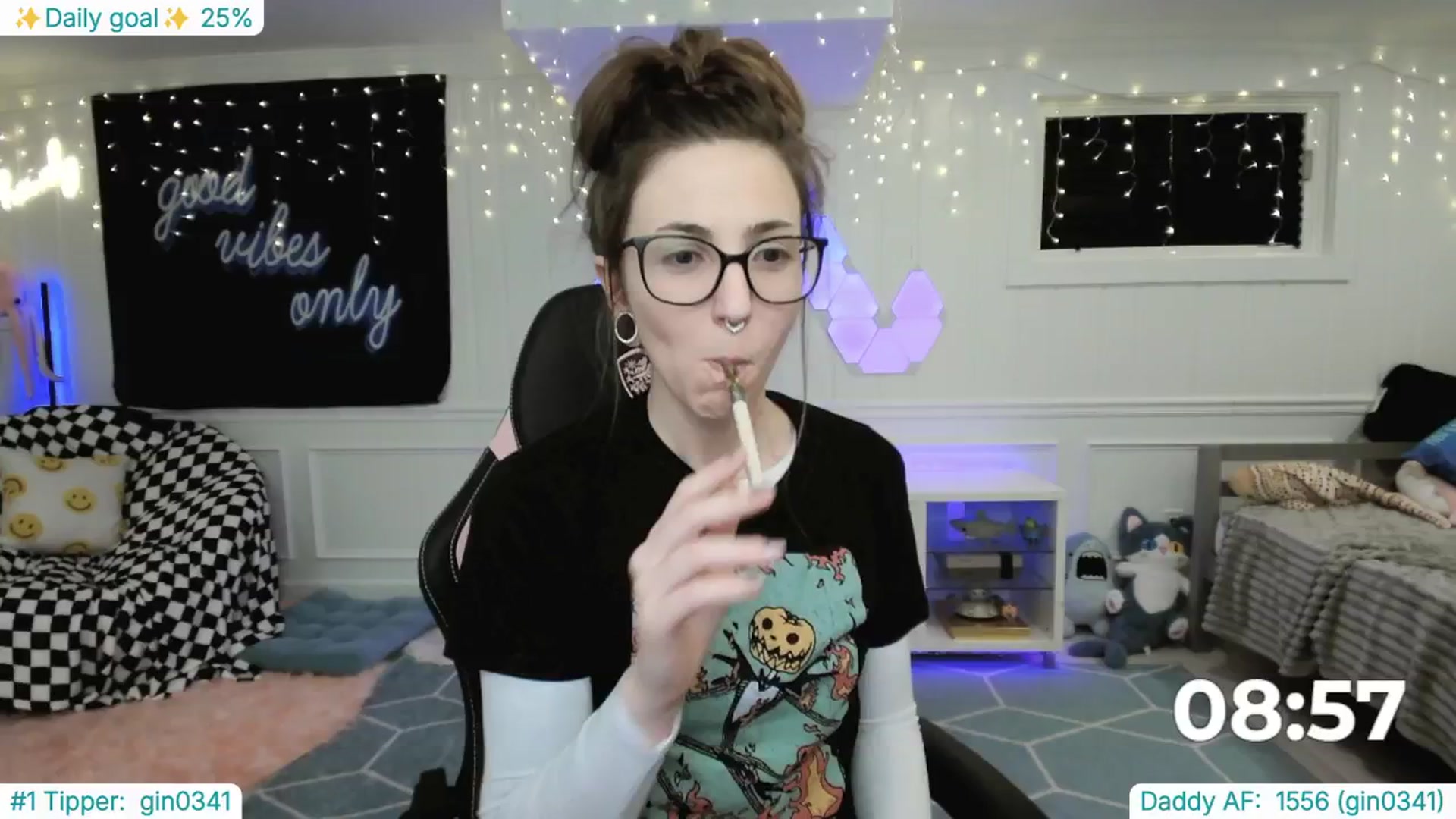 Gallery image thumbnail from TheSharkQueen's myfreecams stream on, 02/19/2025, 07:29 image 15 of 20
