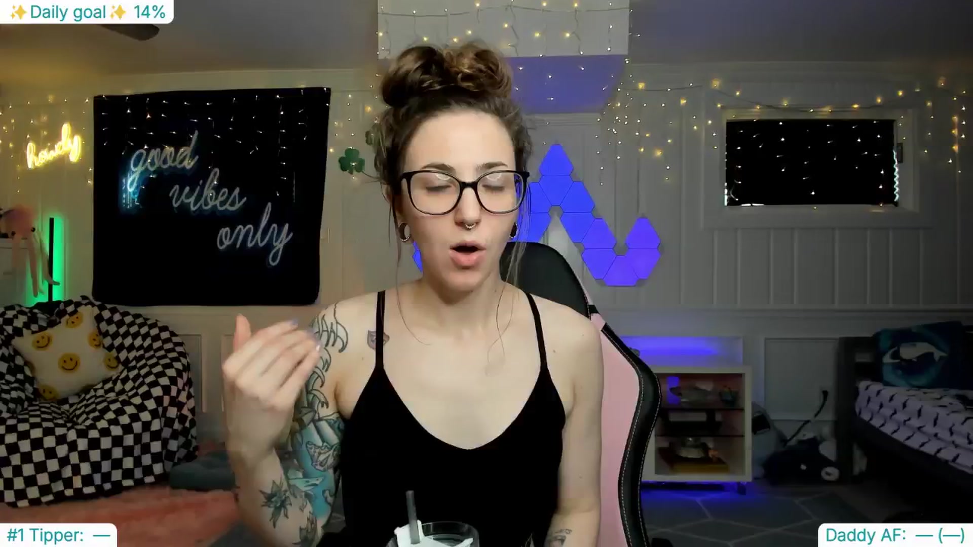 Gallery image thumbnail from TheSharkQueen's myfreecams stream on, 03/11/2025, 19:41 image 15 of 20