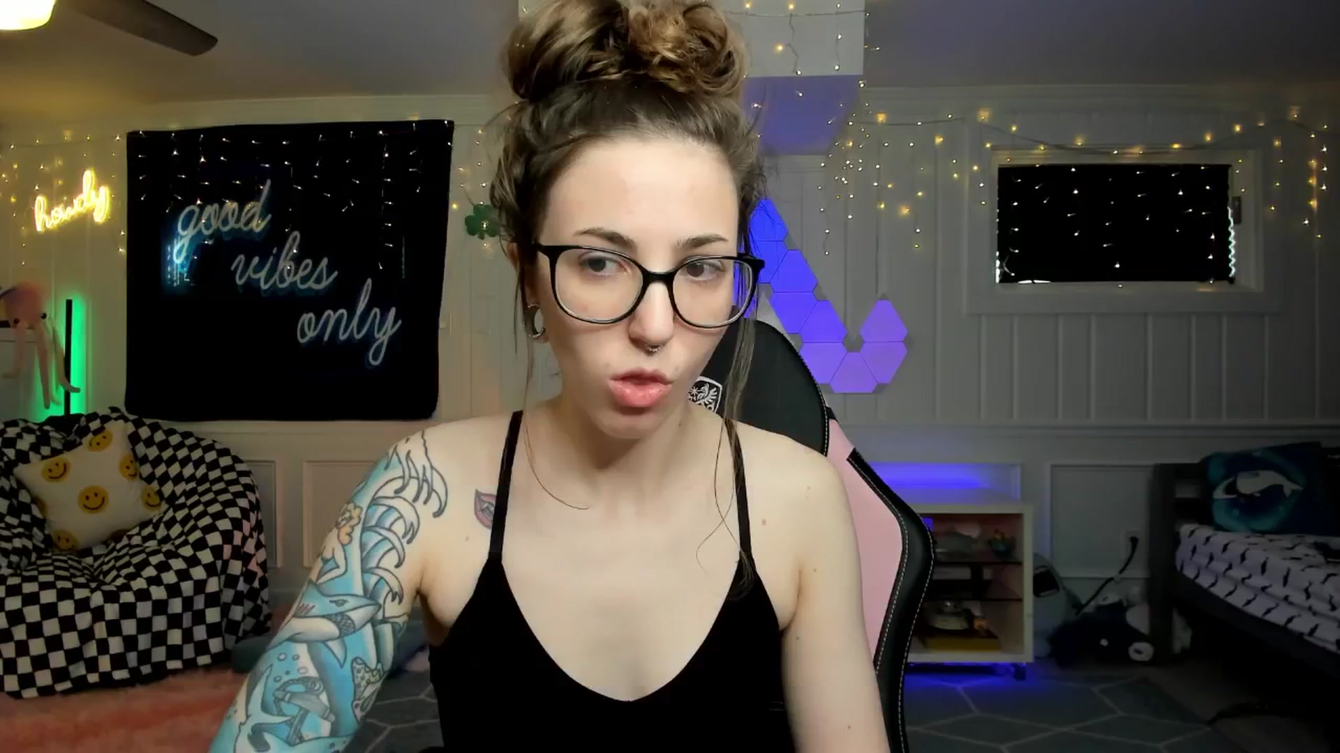 Gallery image thumbnail from TheSharkQueen's myfreecams stream on, 03/11/2025, 19:41 image 19 of 20