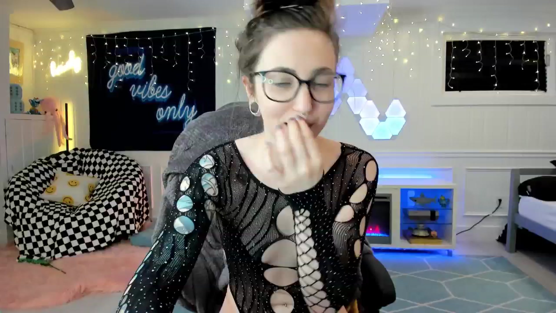 Gallery image thumbnail from TheSharkQueen's myfreecams stream on, 03/21/2025, 02:52 image 11 of 20