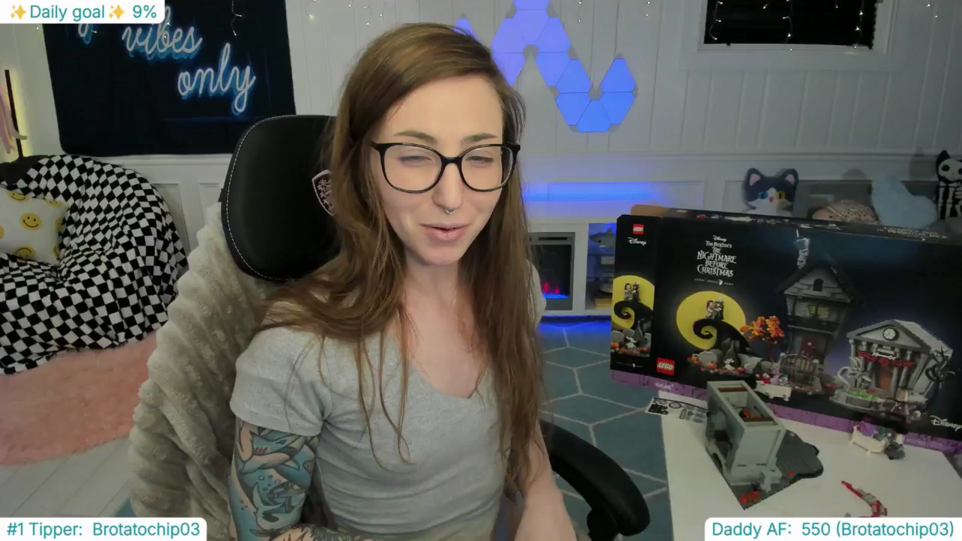 Gallery image thumbnail from TheSharkQueen's myfreecams stream on, 03/27/2025, 02:55 image 17 of 20