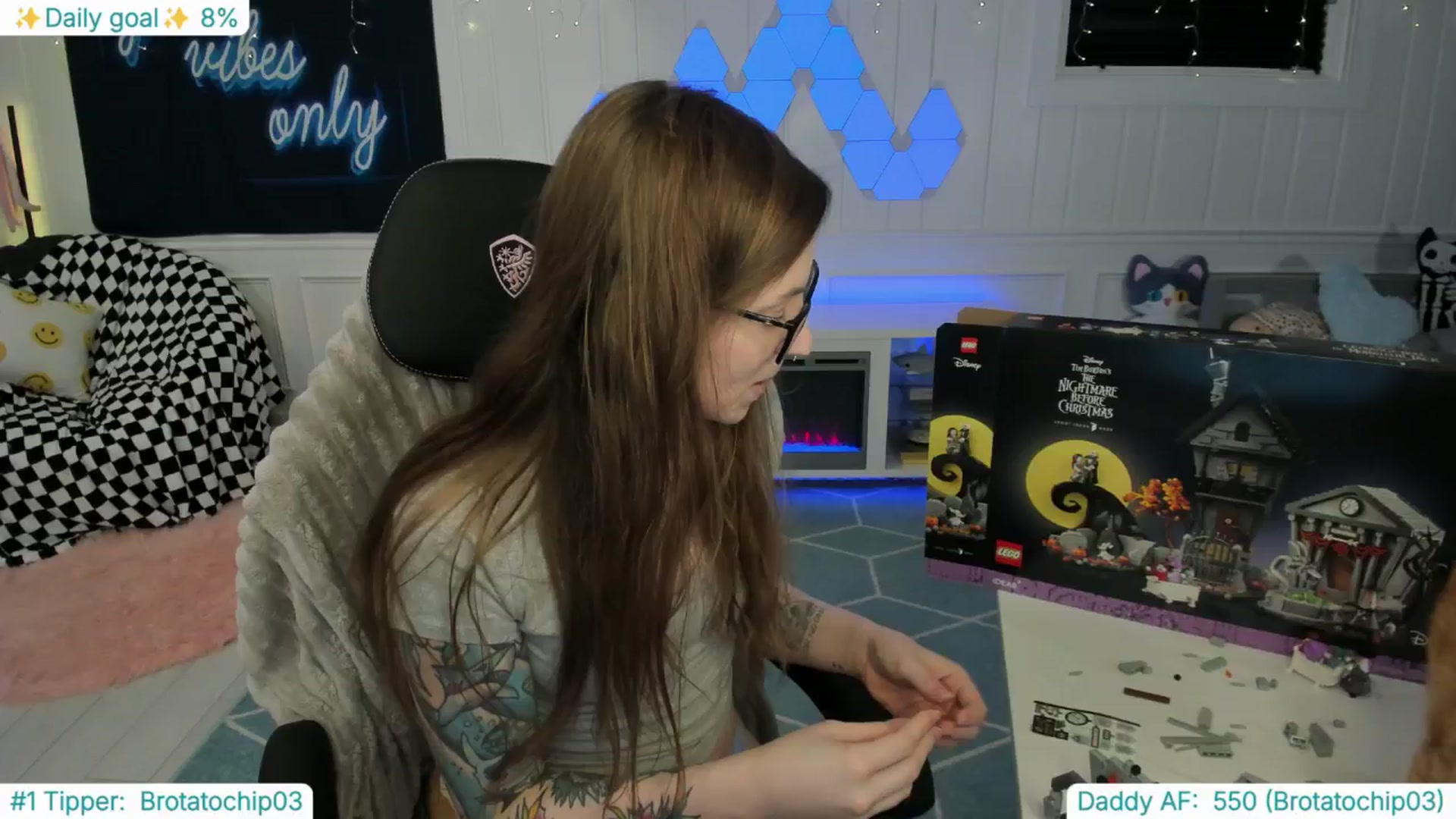 Gallery image thumbnail from TheSharkQueen's myfreecams stream on, 03/27/2025, 02:55 image 14 of 20