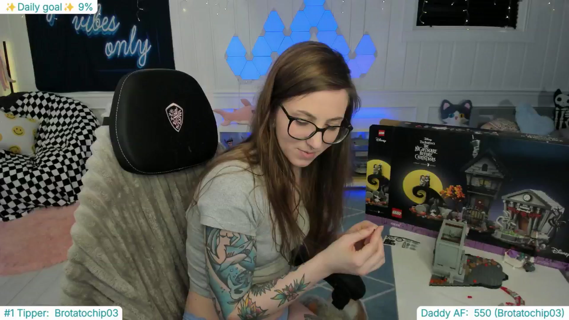 Gallery image thumbnail from TheSharkQueen's myfreecams stream on, 03/27/2025, 02:55 image 18 of 20