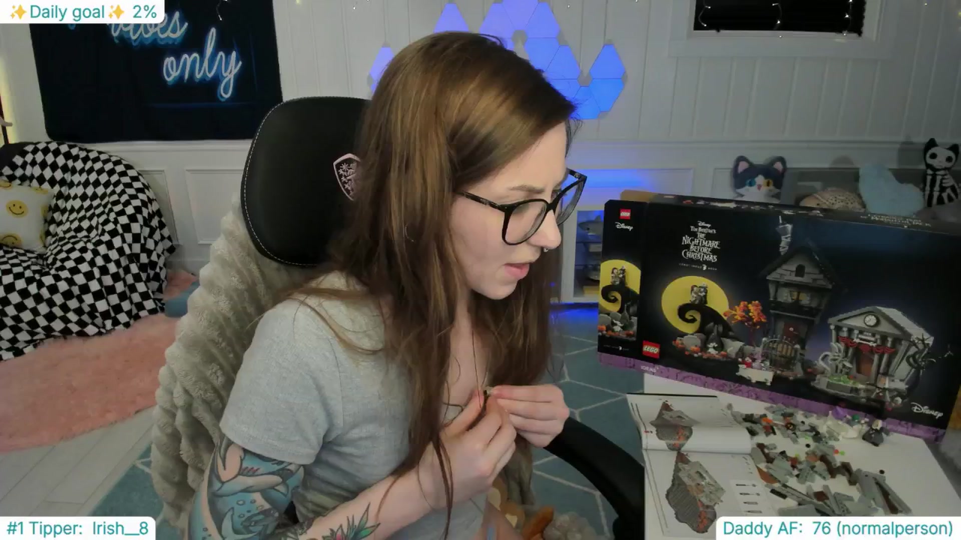 Gallery image thumbnail from TheSharkQueen's myfreecams stream on, 03/27/2025, 02:55 image 6 of 20