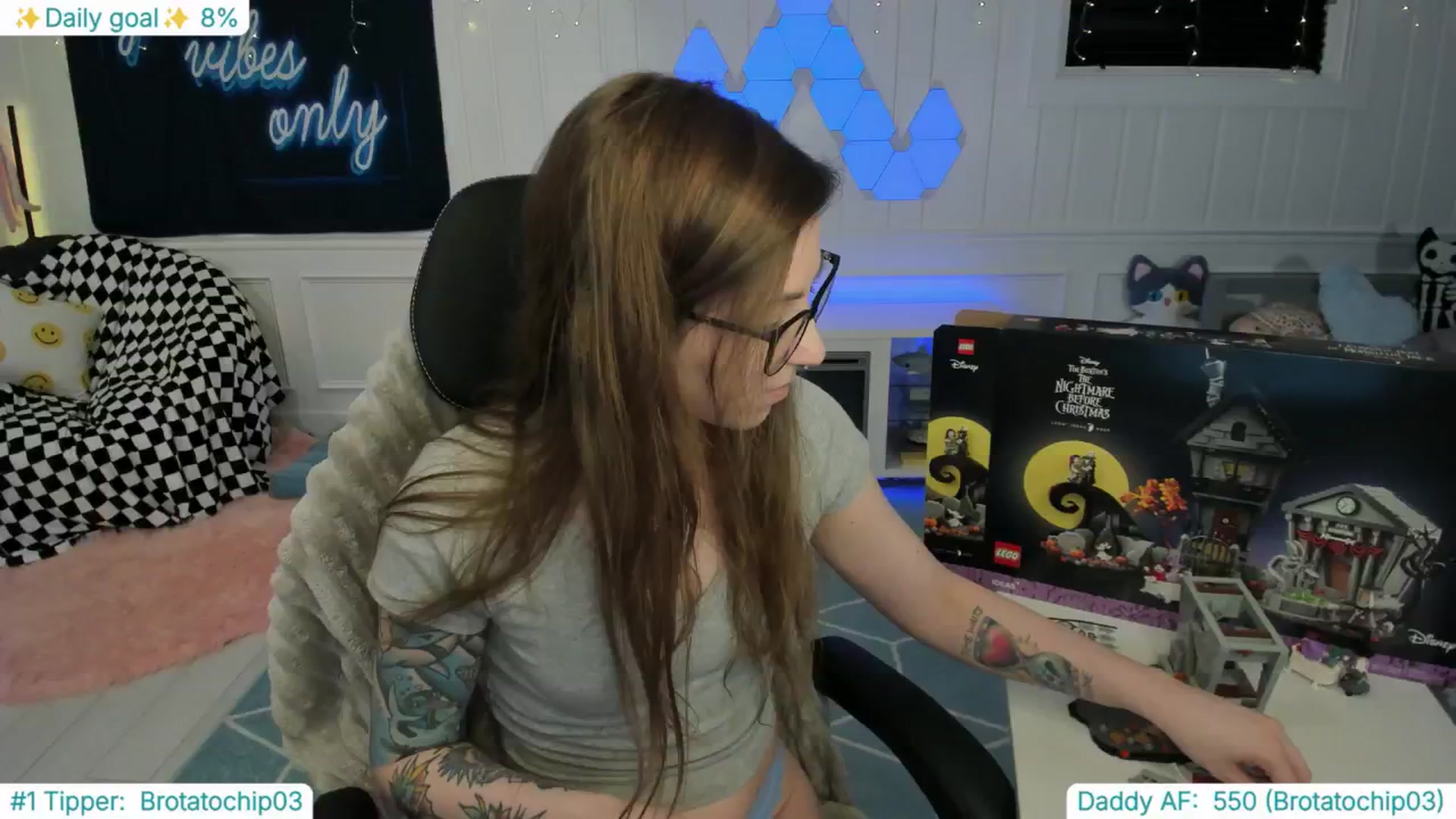 Gallery image thumbnail from TheSharkQueen's myfreecams stream on, 03/27/2025, 02:55 image 16 of 20