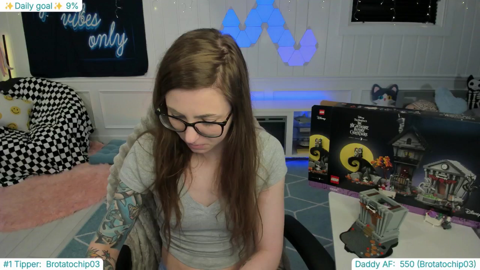 Gallery image thumbnail from TheSharkQueen's myfreecams stream on, 03/27/2025, 02:55 image 20 of 20