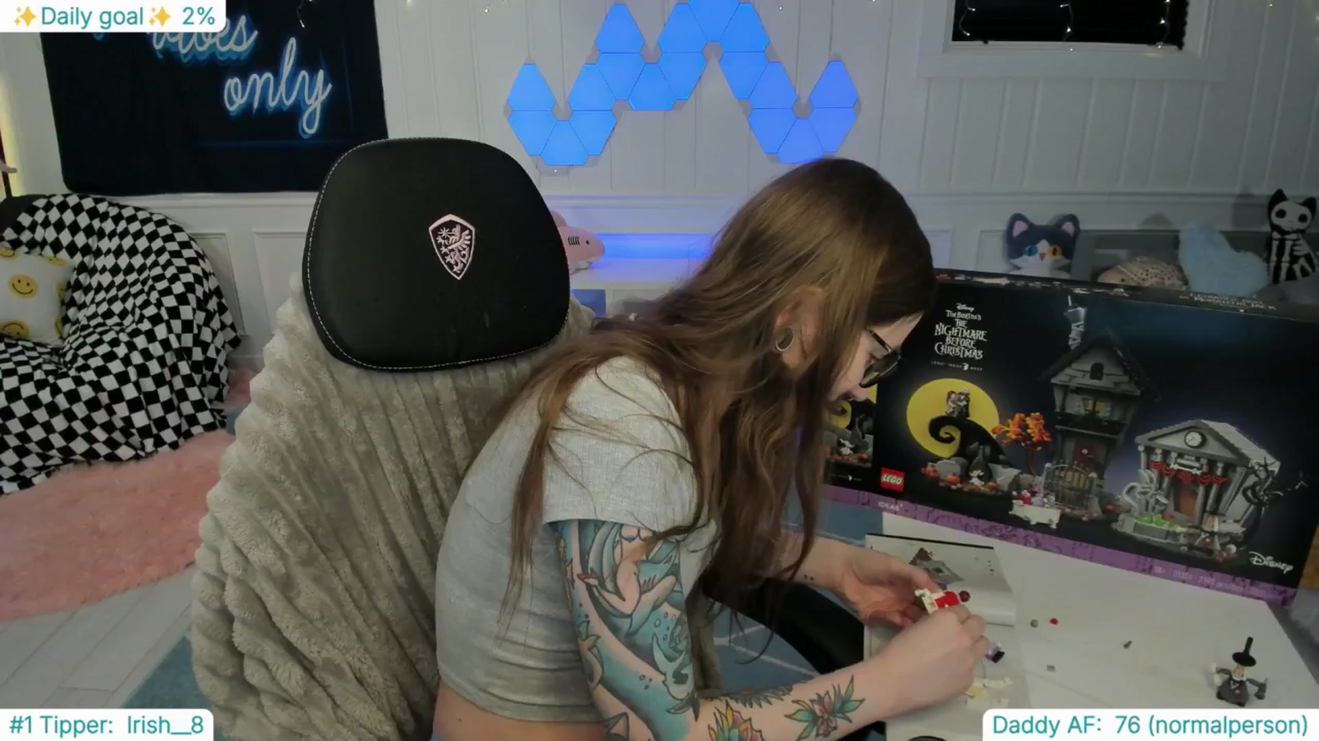 Gallery image thumbnail from TheSharkQueen's myfreecams stream on, 03/27/2025, 02:55 image 5 of 20