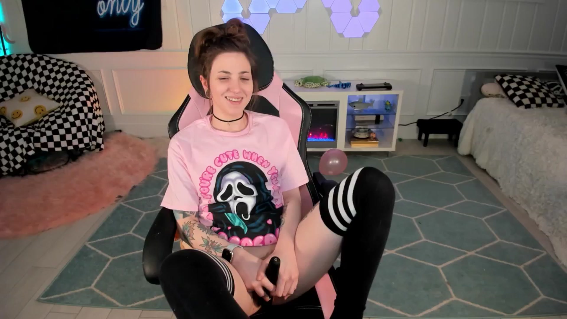 Gallery image thumbnail from TheSharkQueen's myfreecams stream on, 04/09/2025, 02:14 image 20 of 20