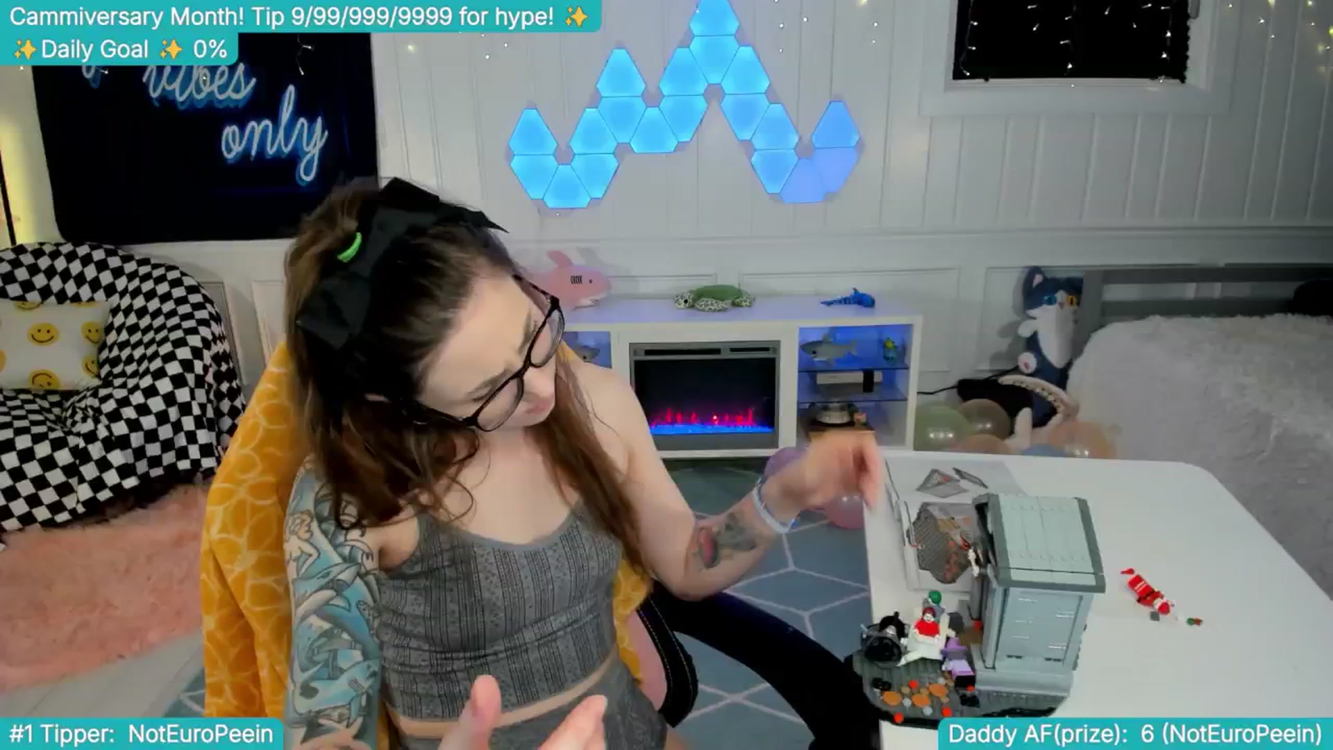 Gallery image thumbnail from TheSharkQueen's myfreecams stream on, 04/16/2025, 04:44 image 9 of 20