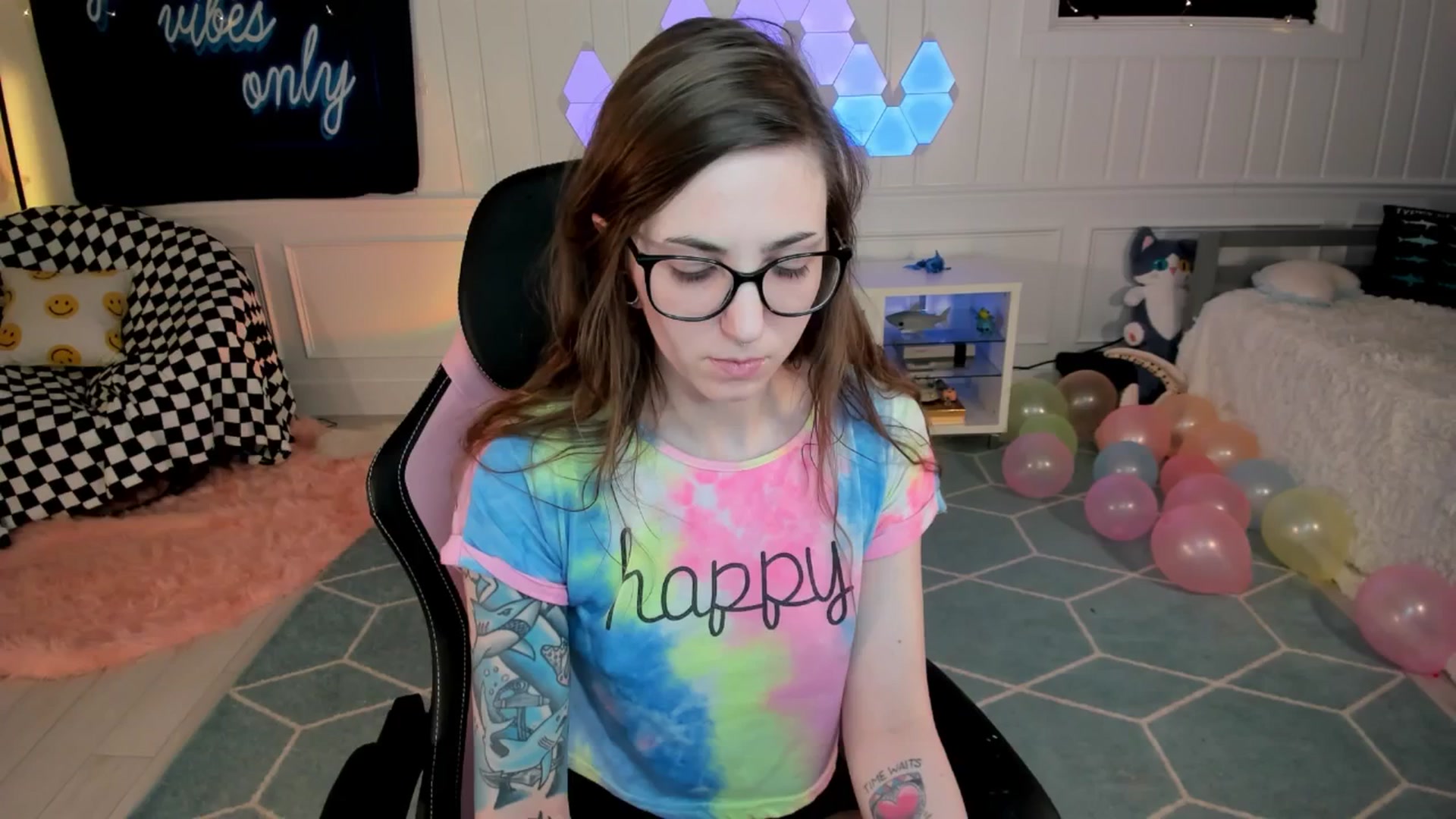 Gallery image thumbnail from TheSharkQueen's myfreecams stream on, 04/18/2025, 01:18 image 15 of 20
