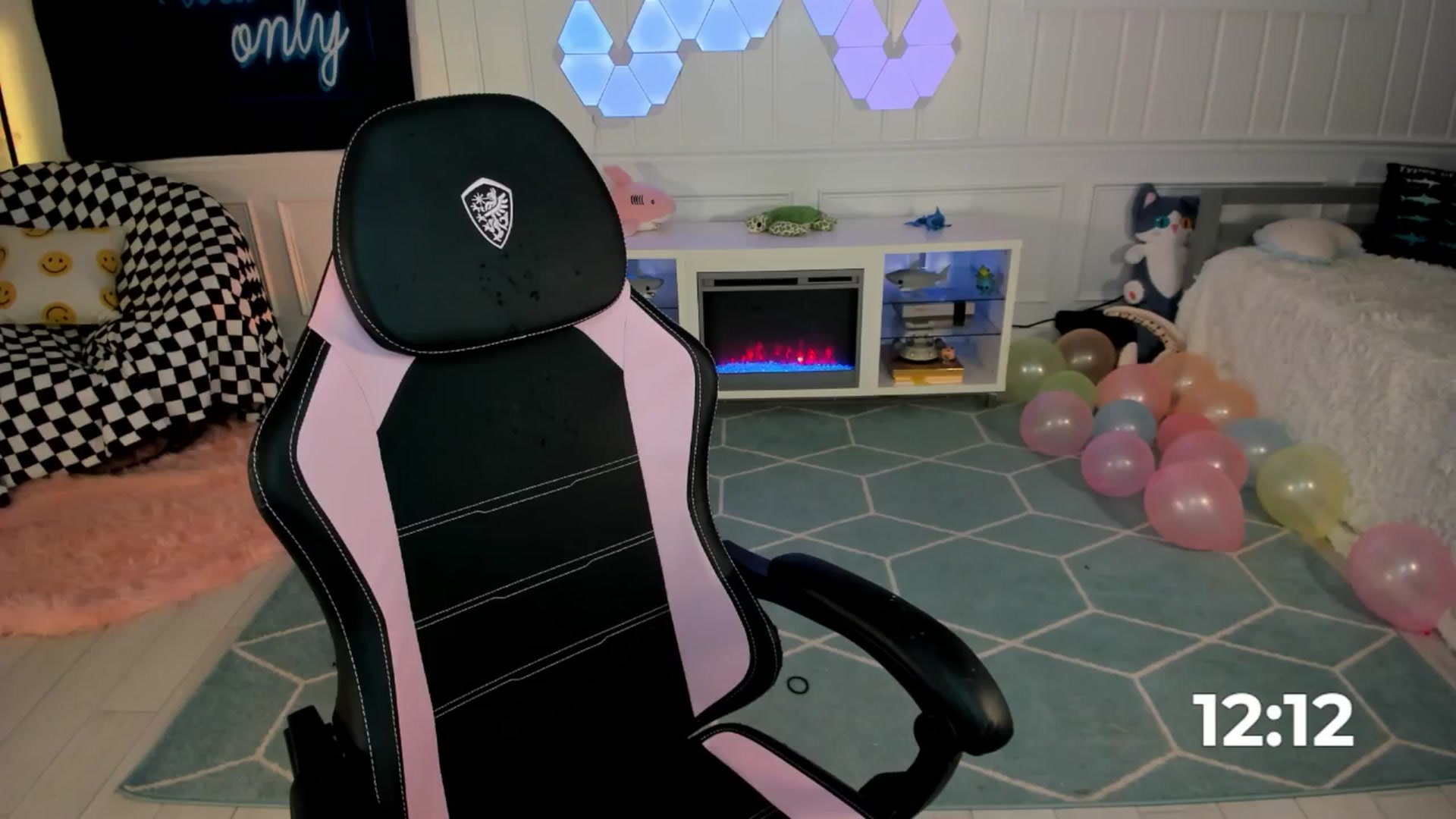 Gallery image thumbnail from TheSharkQueen's myfreecams stream on, 04/18/2025, 01:18 image 16 of 20
