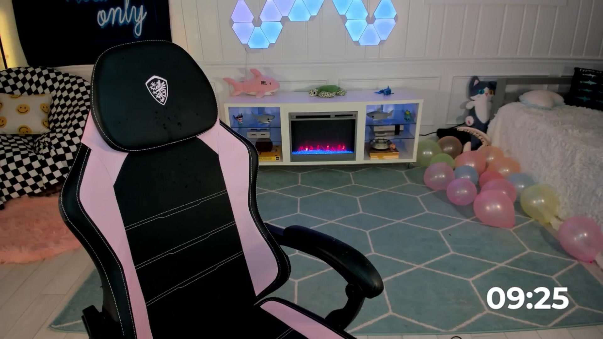 Gallery image thumbnail from TheSharkQueen's myfreecams stream on, 04/18/2025, 01:18 image 17 of 20