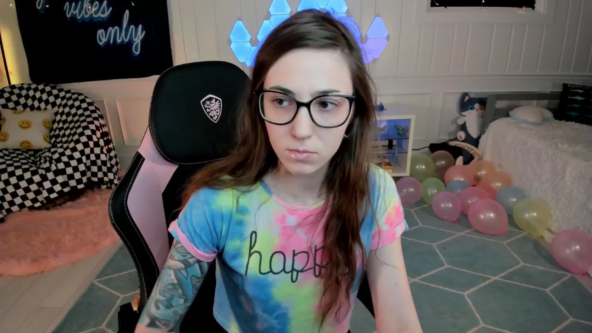 Gallery image thumbnail from TheSharkQueen's myfreecams stream on, 04/18/2025, 01:18 image 9 of 20