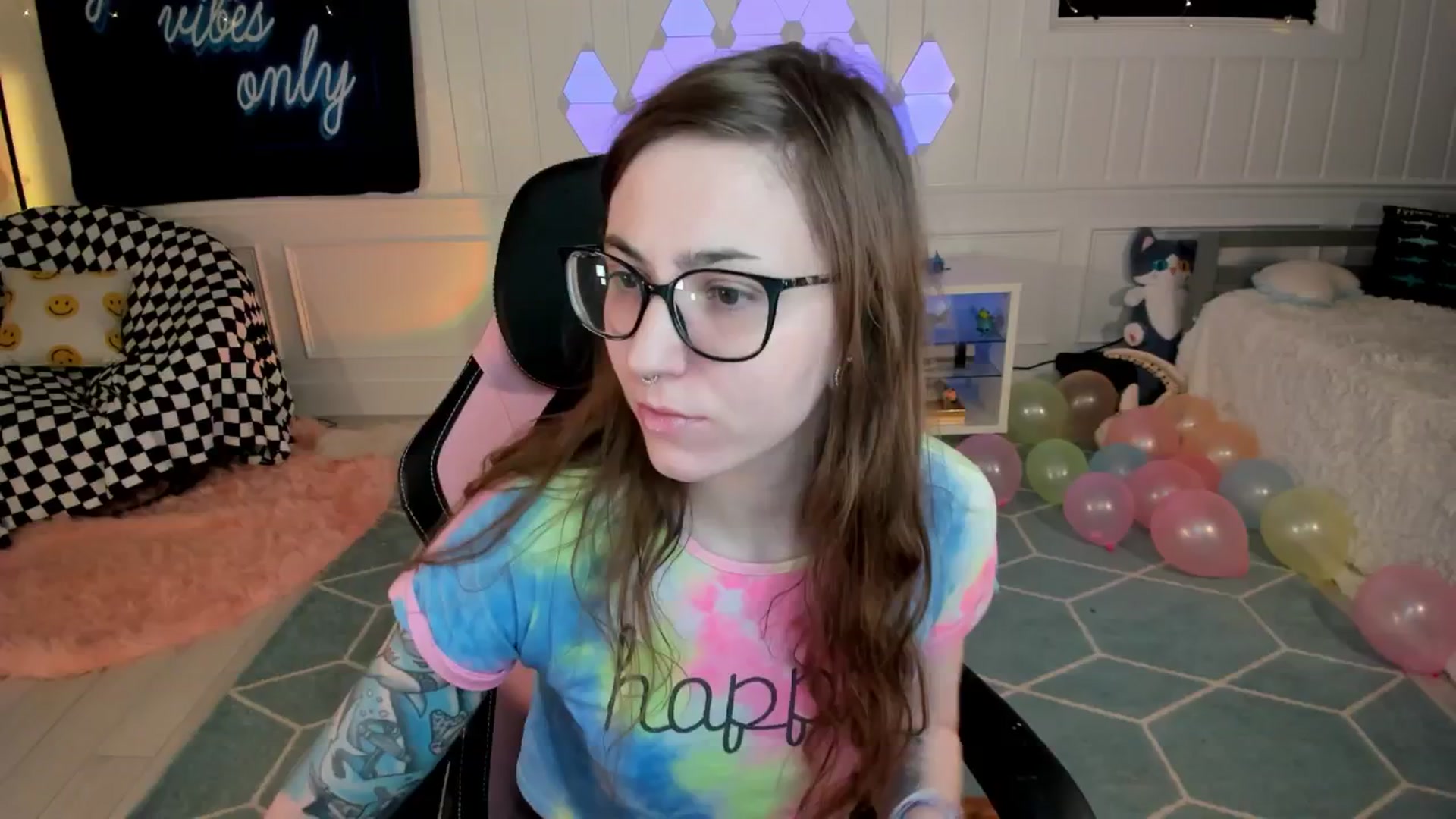 Gallery image thumbnail from TheSharkQueen's myfreecams stream on, 04/18/2025, 01:18 image 8 of 20