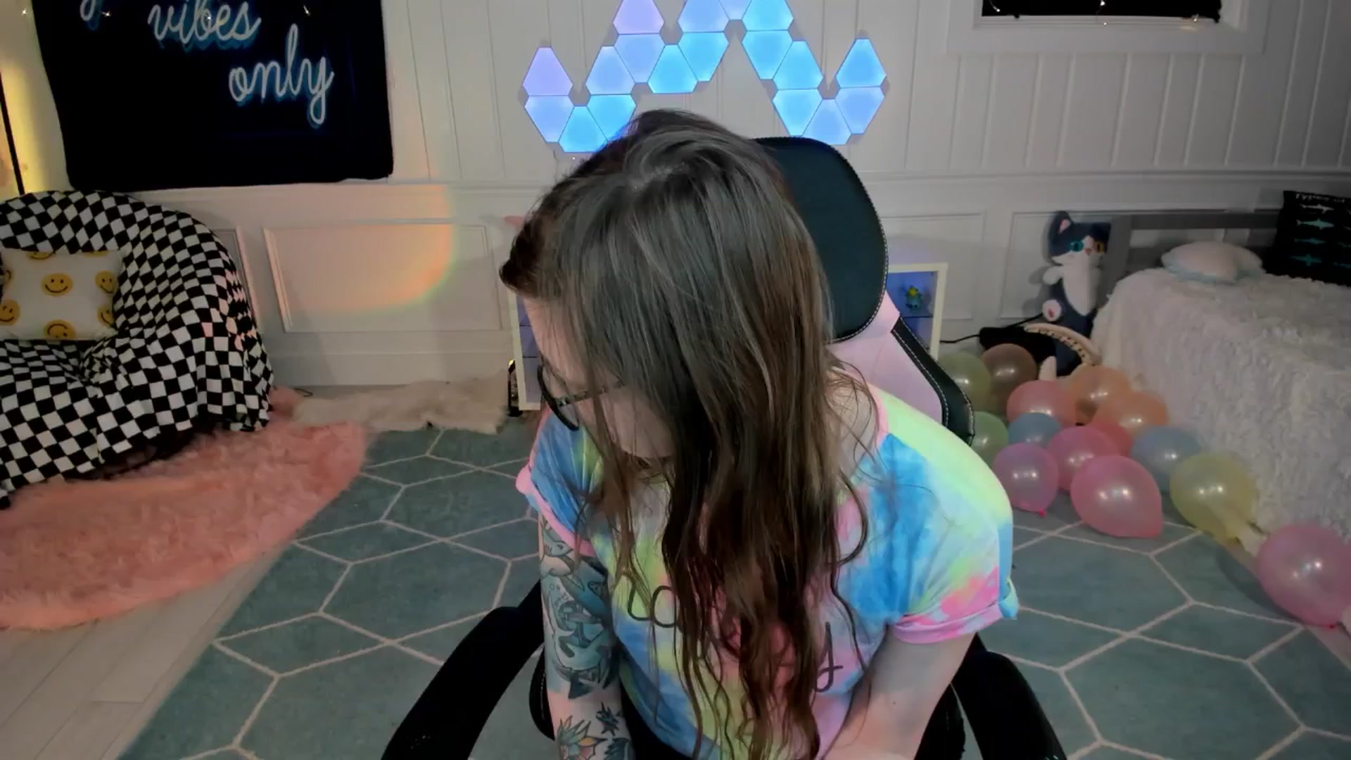 Gallery image thumbnail from TheSharkQueen's myfreecams stream on, 04/18/2025, 01:18 image 7 of 20