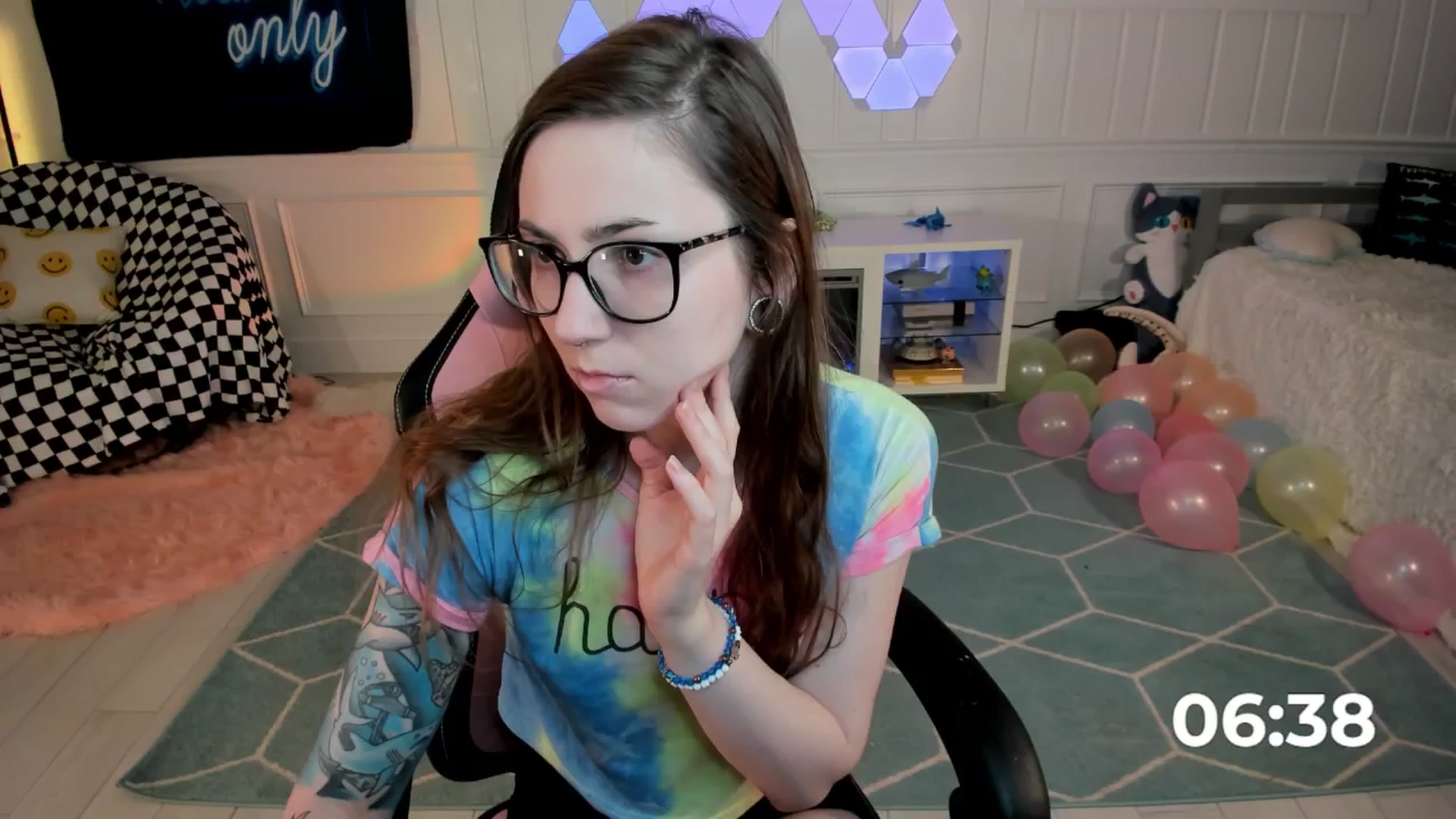 Gallery image thumbnail from TheSharkQueen's myfreecams stream on, 04/18/2025, 01:18 image 18 of 20